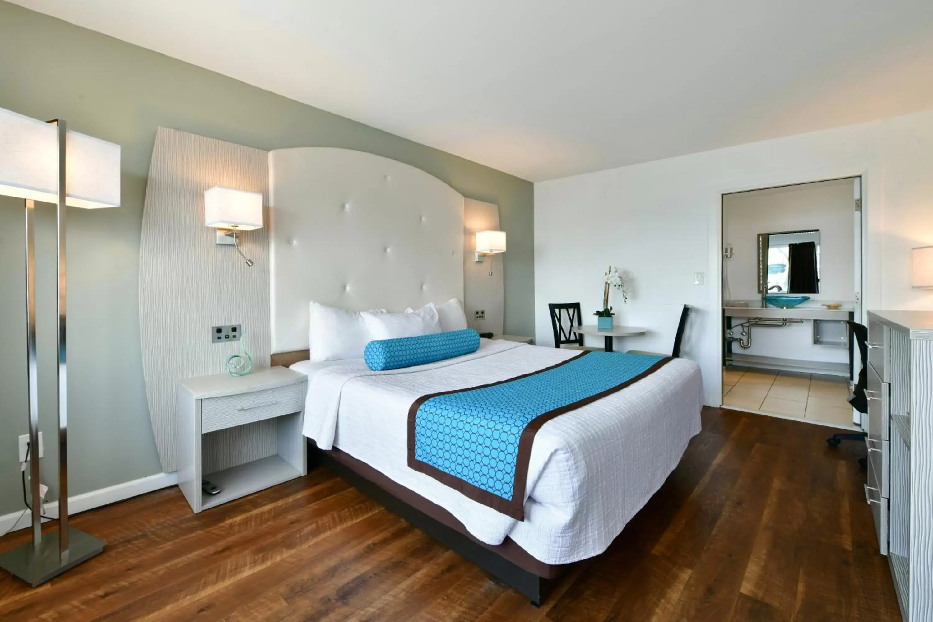 Bed in The Freeport Inn and Marina Bed in The Freeport Inn and Marina