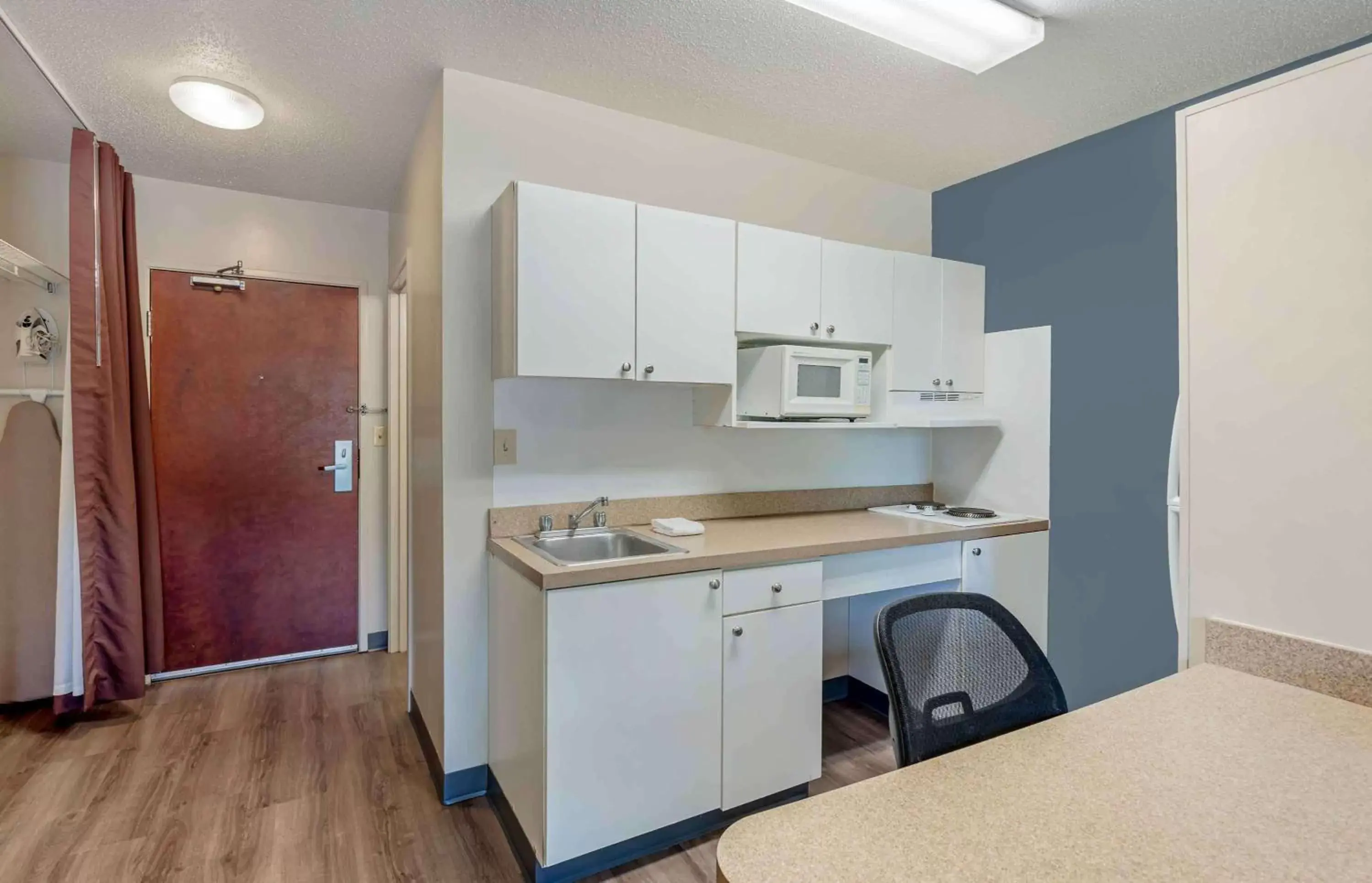 Bedroom, Kitchen/Kitchenette in Extended Stay America Select Suites - Chicago - Rolling Meadows