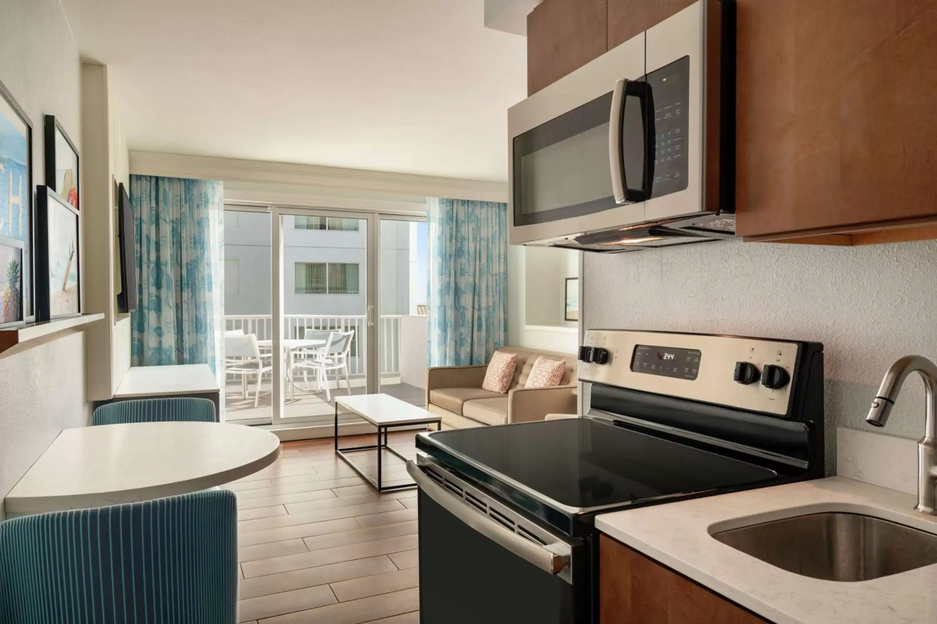 Bedroom, Kitchen/Kitchenette in DoubleTree by Hilton Ocean City Oceanfront