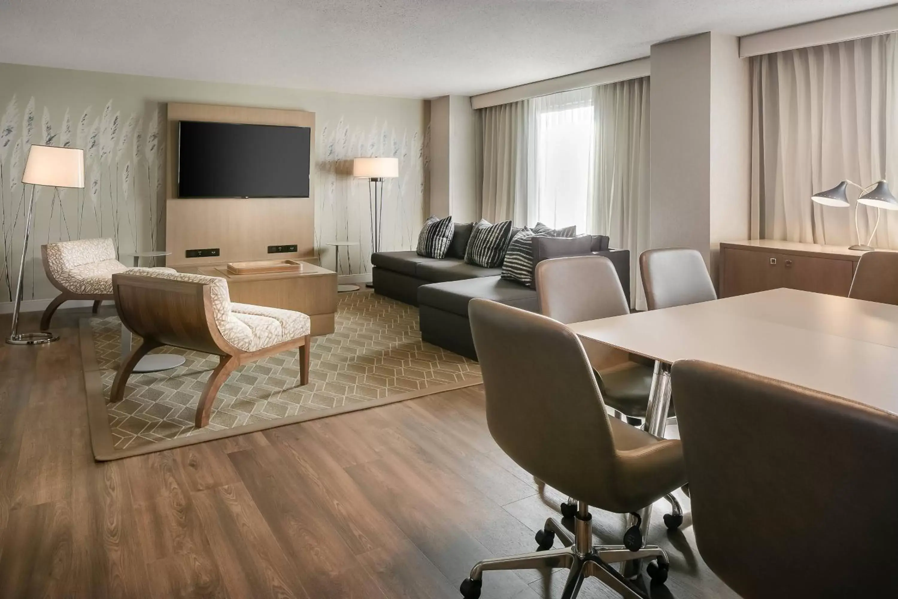 Photo of the whole room, Seating Area in Sheraton Overland Park Hotel at the Convention Center