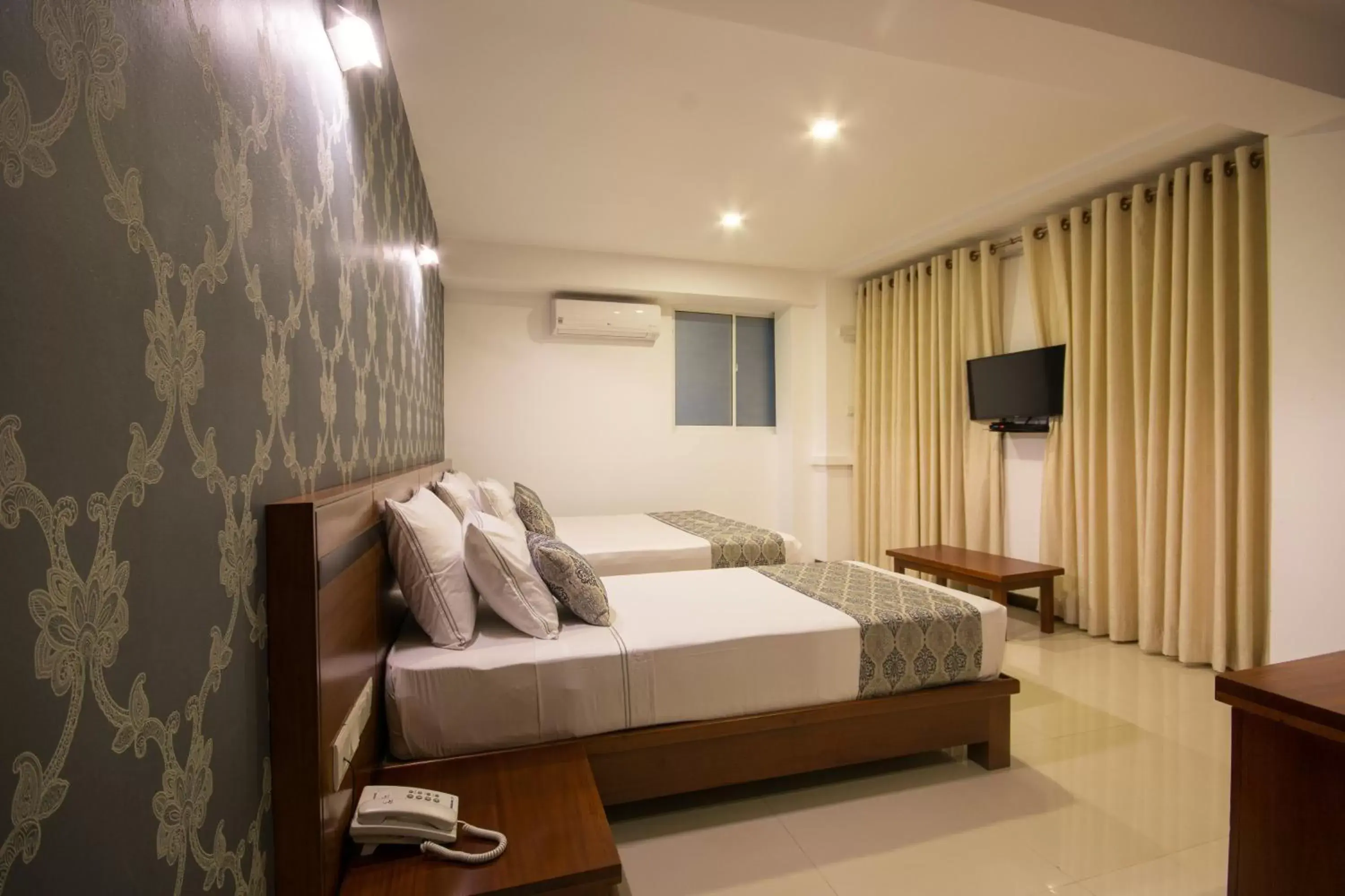 Bed in Ceyloni City Hotel
