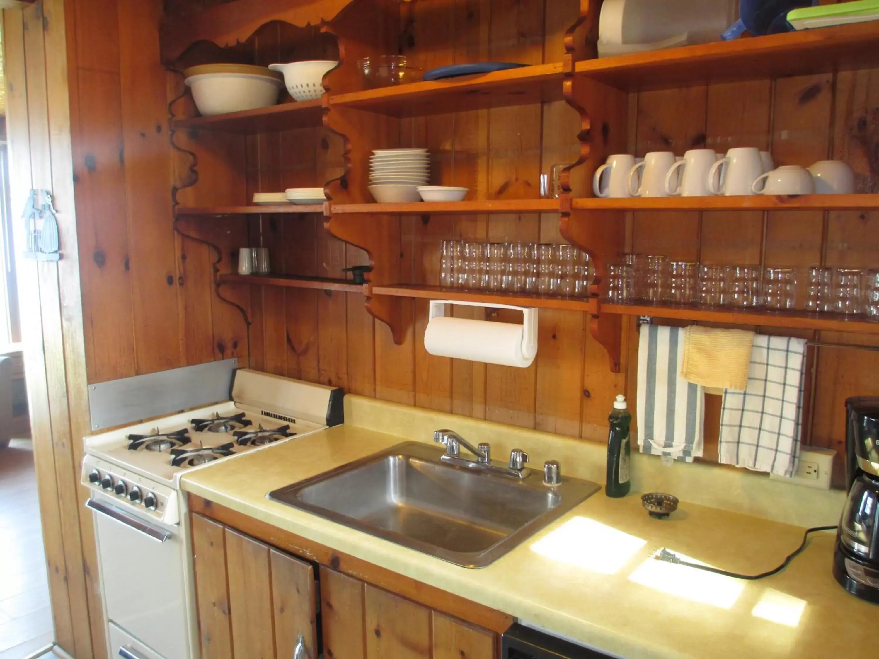 Kitchen or kitchenette, Kitchen/Kitchenette in Holiday Acres Resort