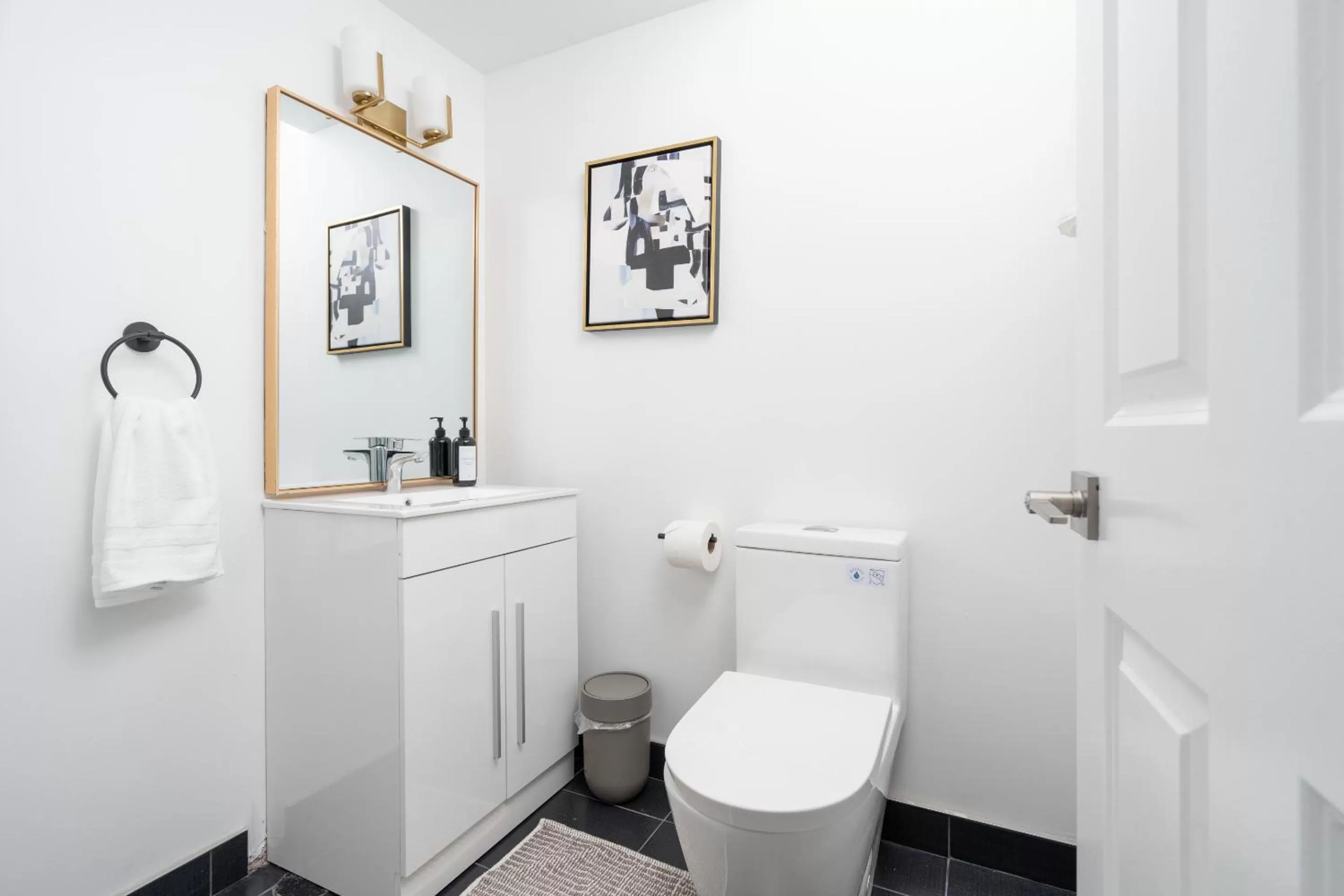 Bathroom in Le Penfield Par Nomade MTL