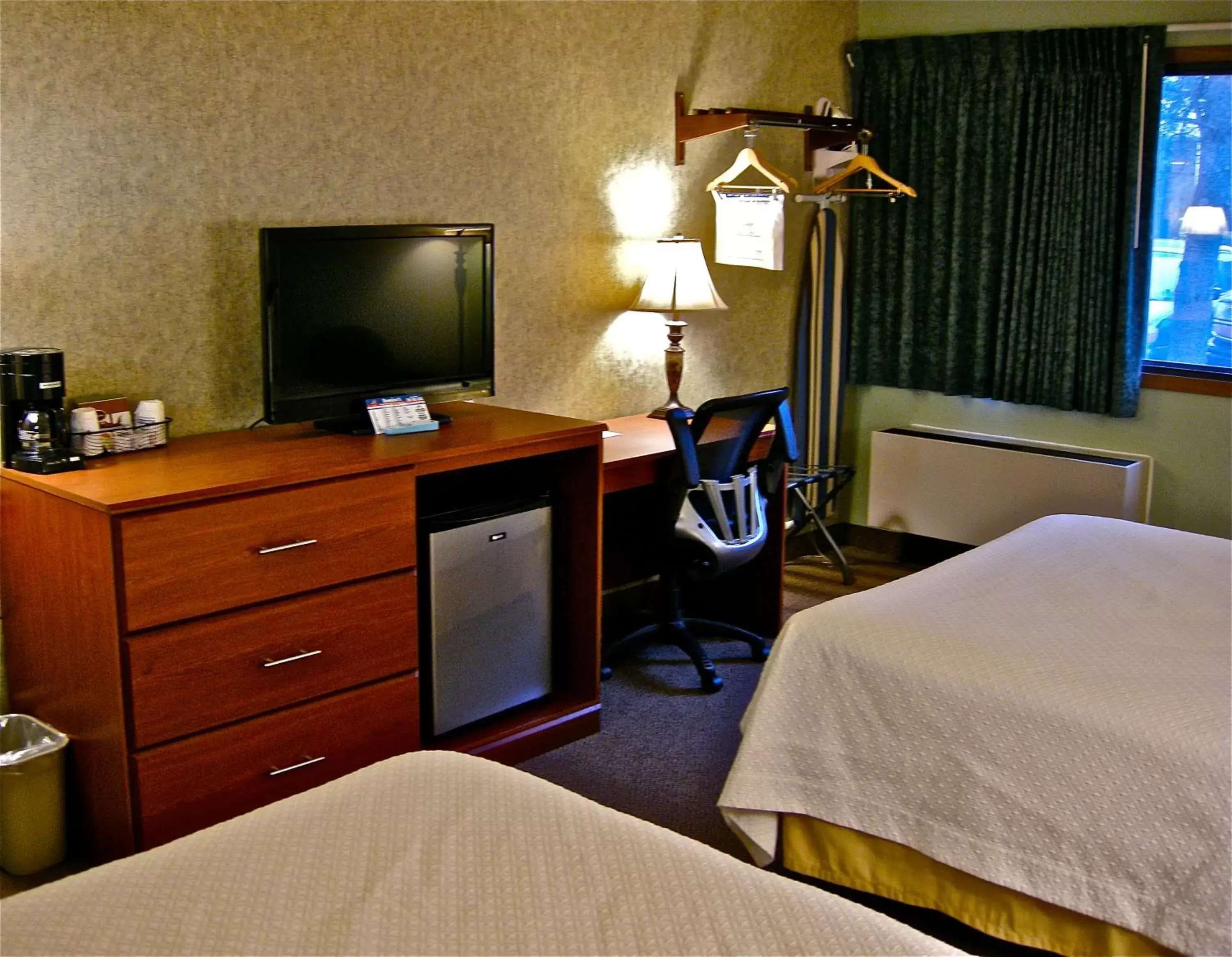 Photo of the whole room, TV/Entertainment Center in Days Inn by Wyndham Coeur d'Alene