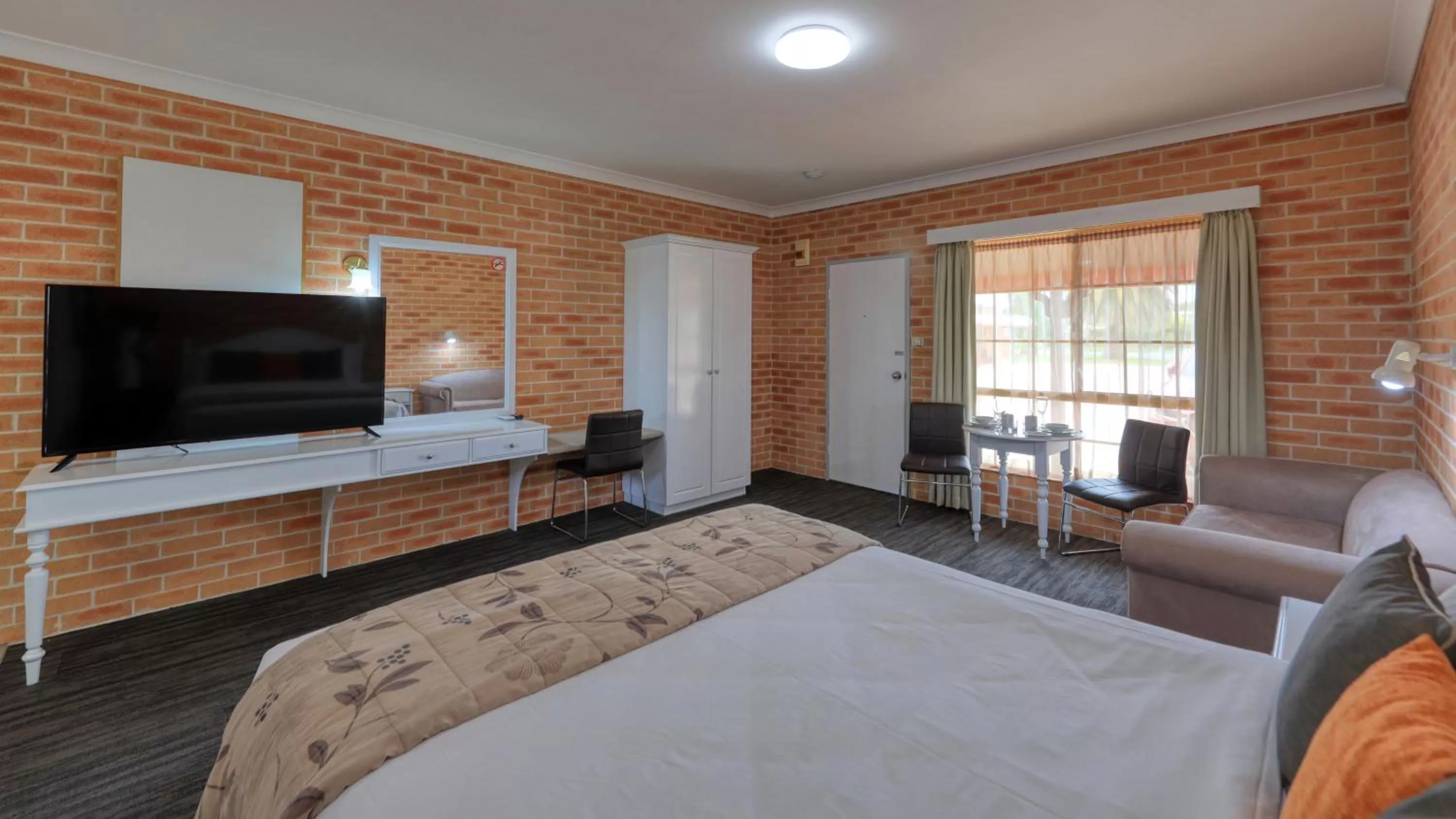 TV and multimedia, Bed in Country Gardens Motor Inn