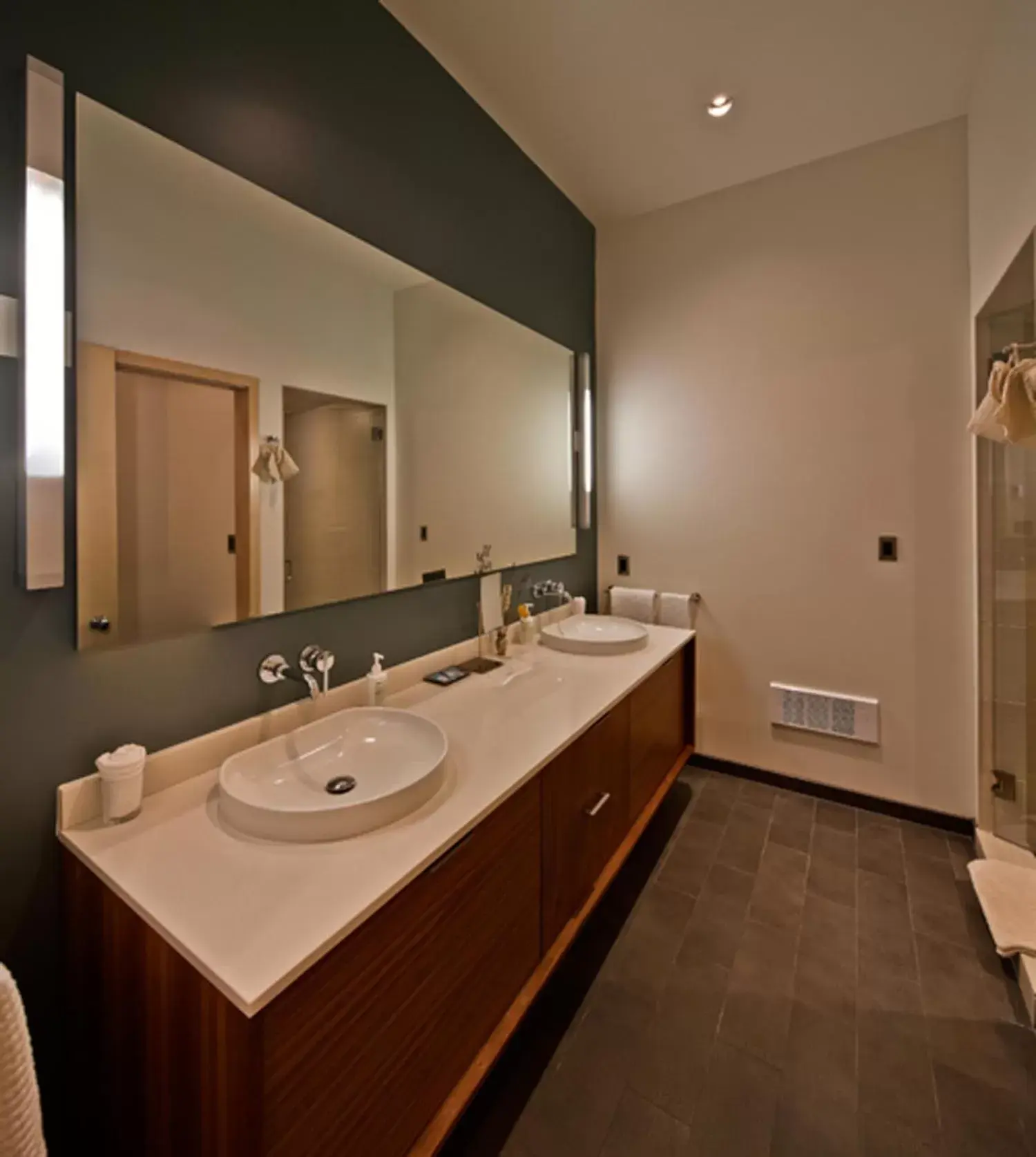 Two-Bedroom Apartment - Penthouse in Island Inn at 123 West Two-Bedroom Apartment - Penthouse in Island Inn at 123 West