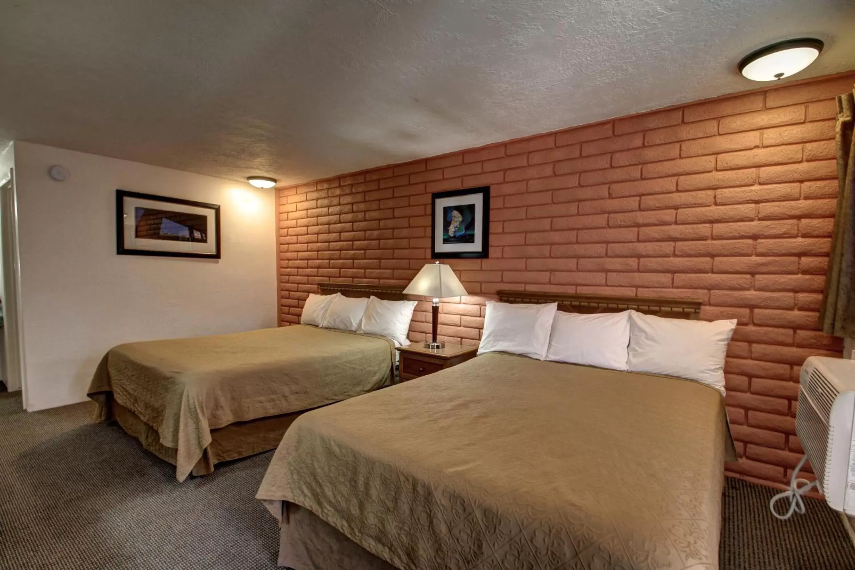 Bedroom, Bed in Country Inn Beaver Utah