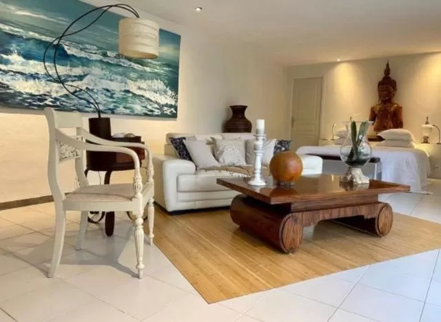 Living room, Dining Area in La cactée singulière