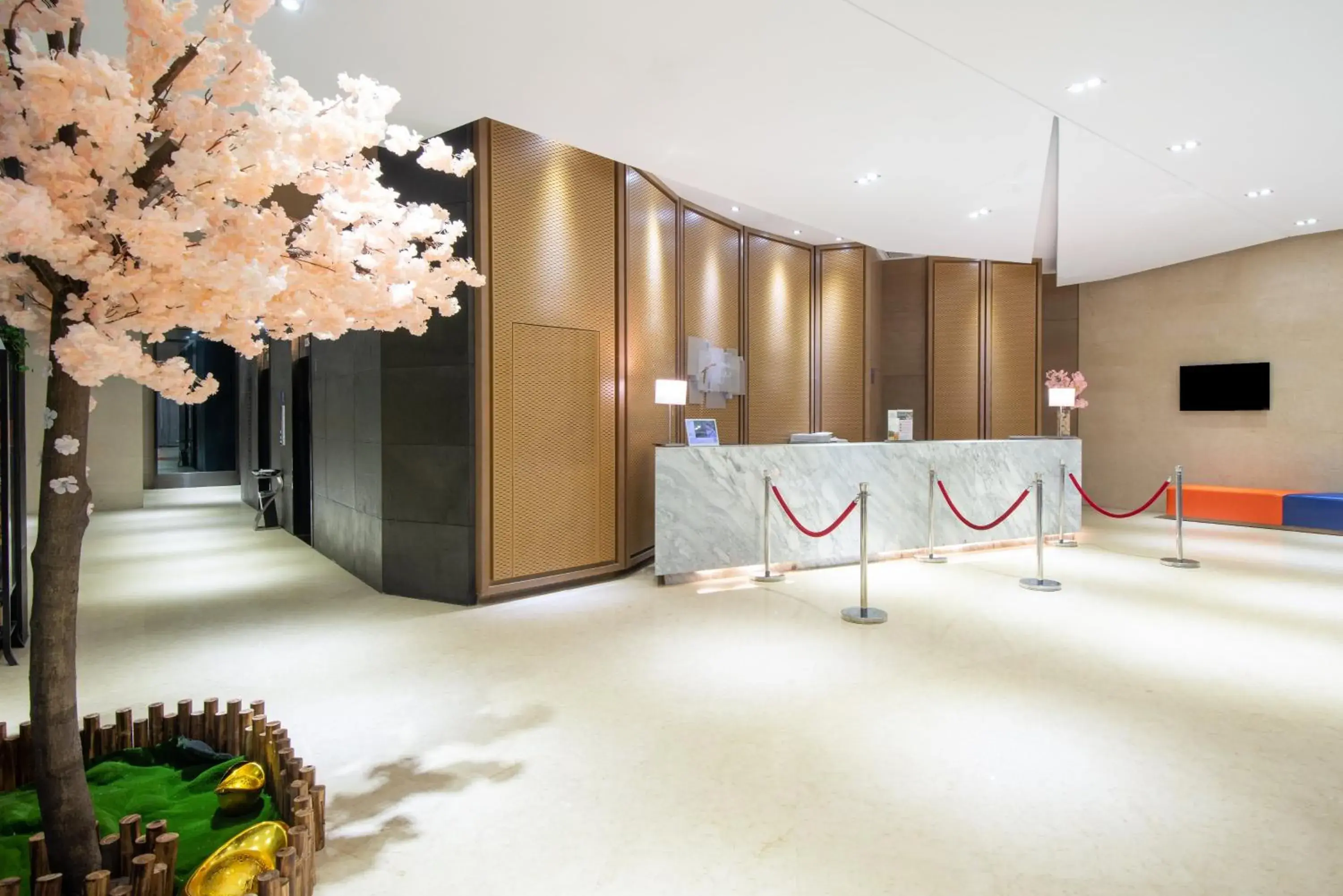 Property building, Lobby/Reception in Holiday Inn Express Chengdu West Gate, an IHG Hotel