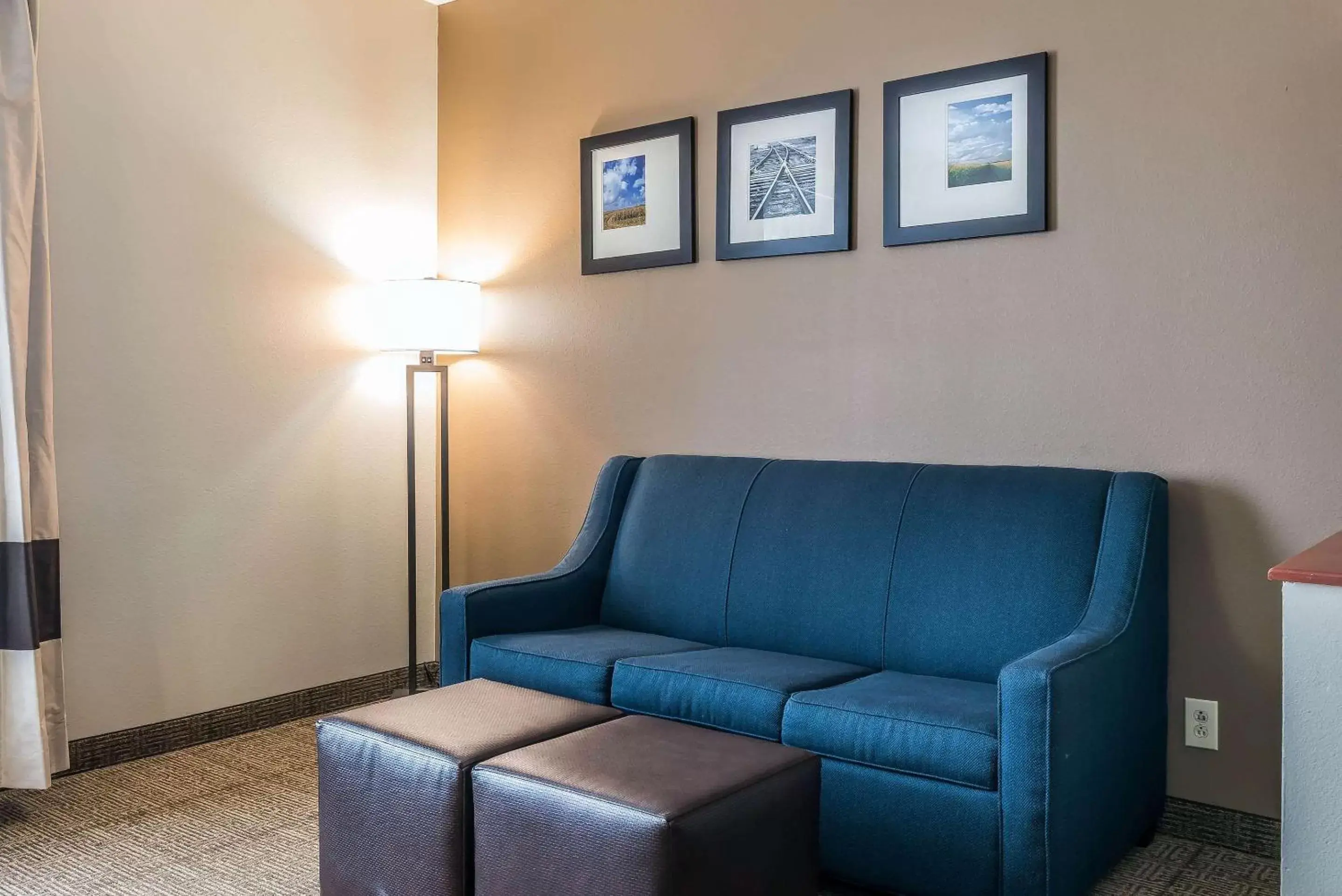 Bedroom, Seating Area in Comfort Suites Springfield