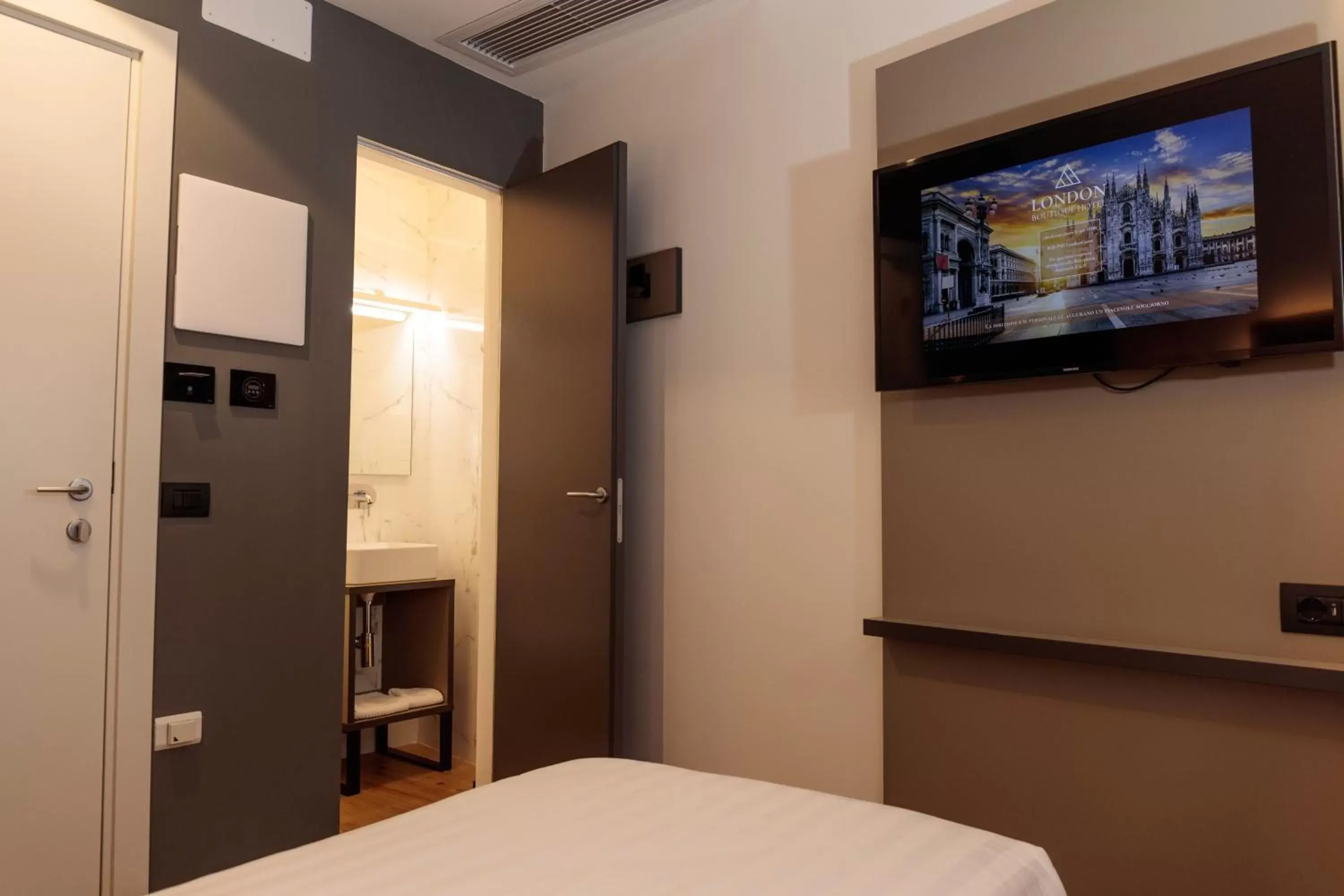 Bed, TV/Entertainment Center in London Hotel
