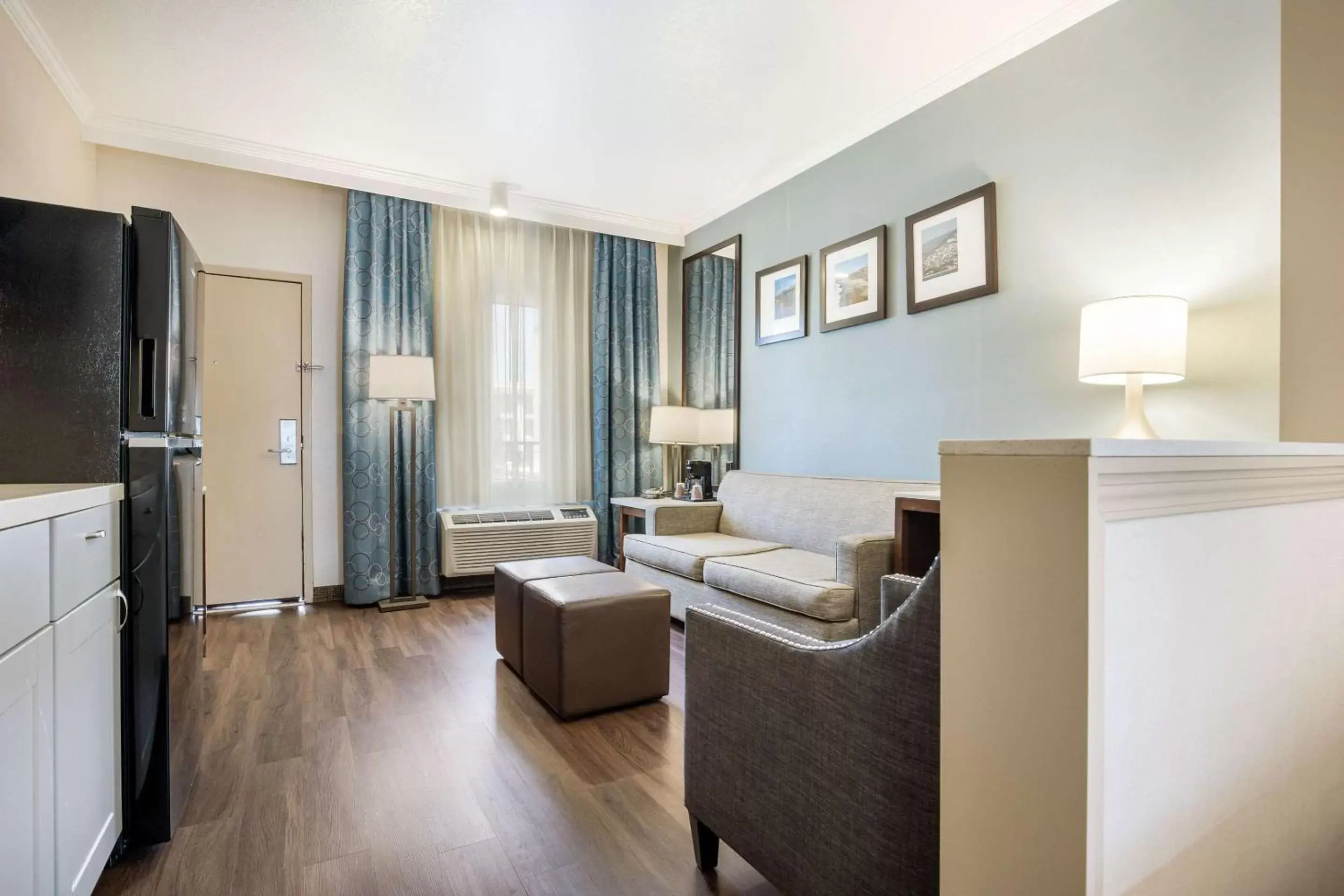 Bedroom, Seating Area in MainStay Suites John Wayne Airport, a Choice Hotel