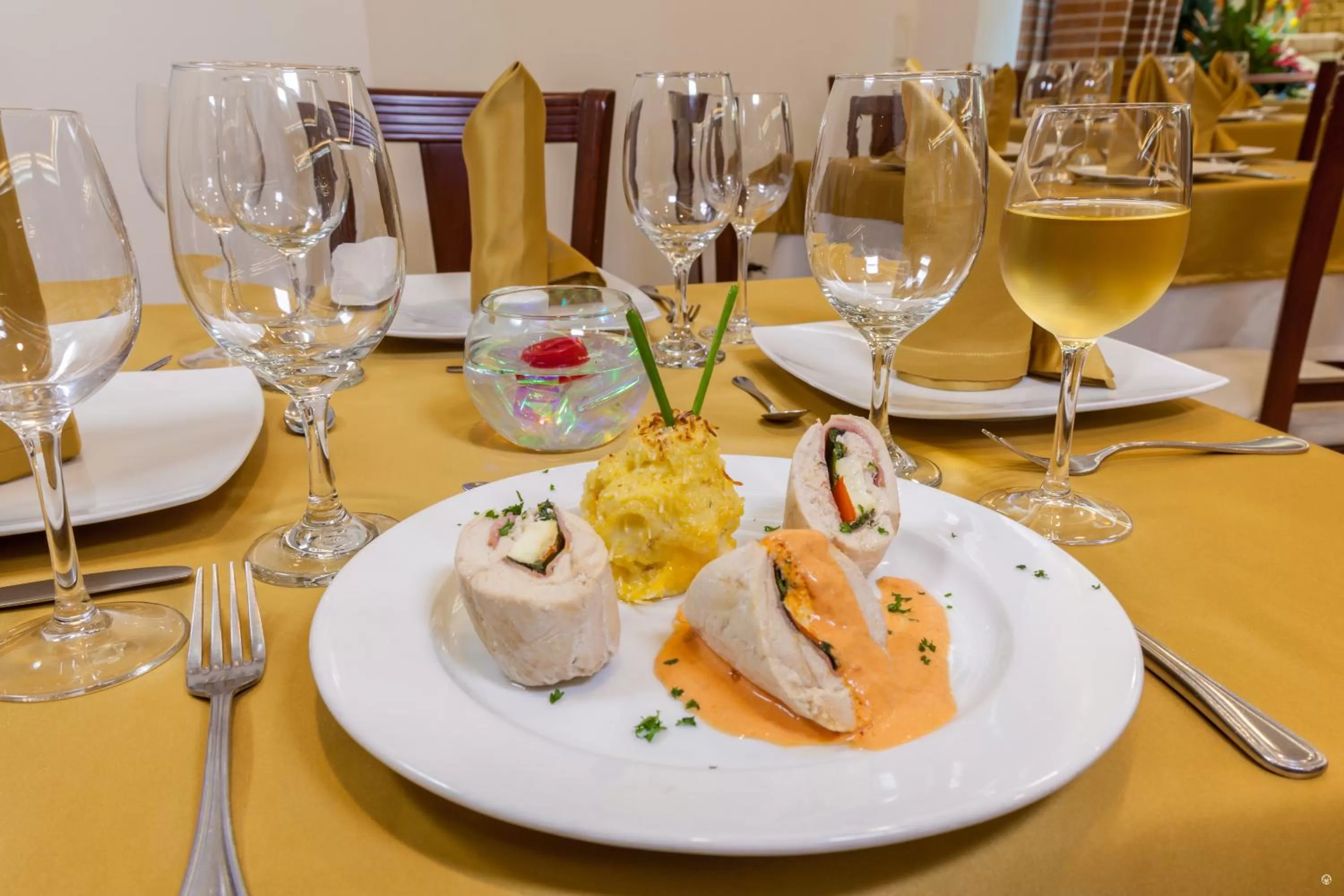 Restaurant/places to eat in Hotel Embassy Park