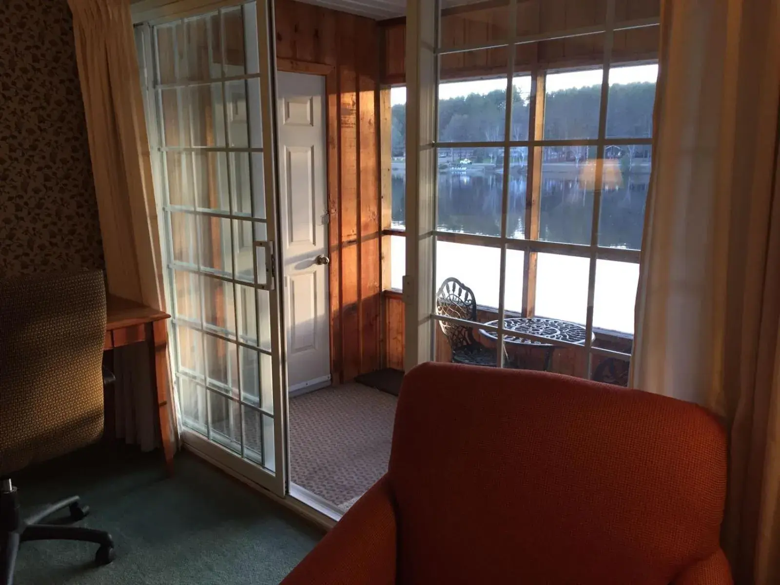 Balcony/Terrace, Seating Area in Algonquin Lakeside Inn