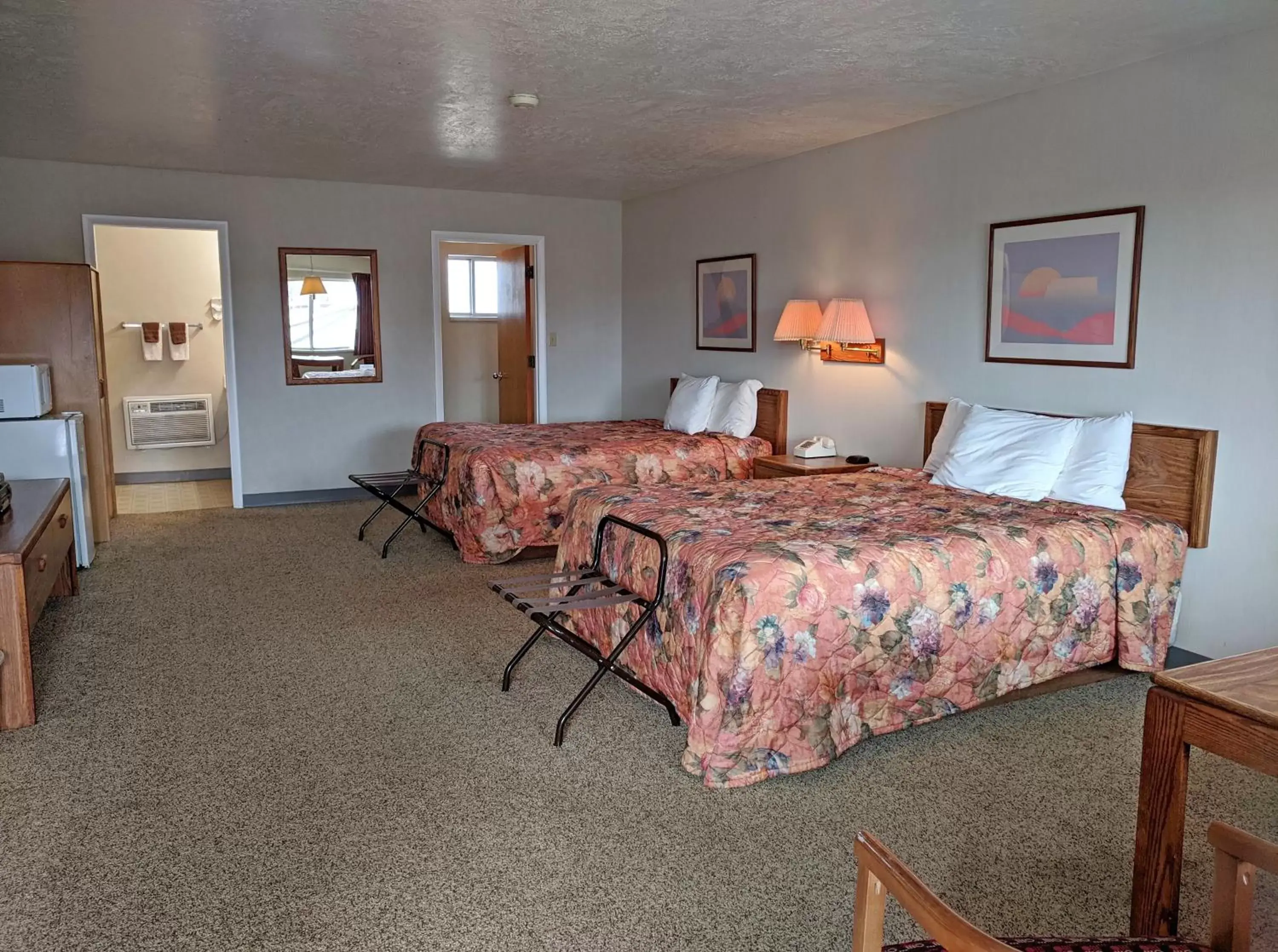 Photo of the whole room, Bed in Aquarius Inn