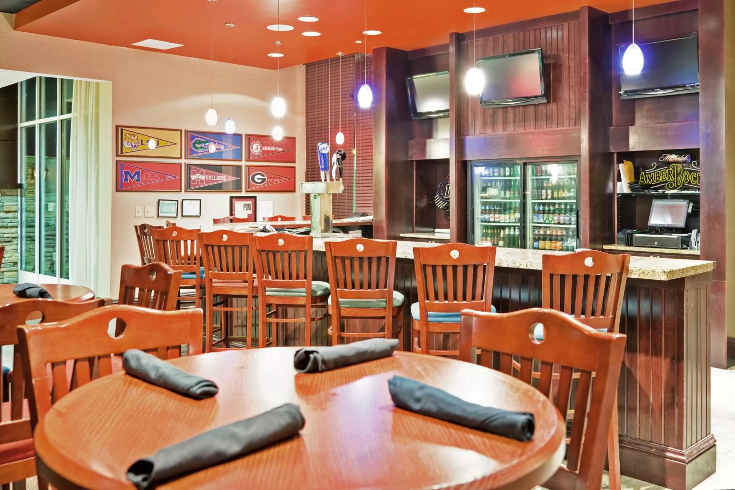 Lounge or bar, Restaurant/Places to Eat in Holiday Inn Pearl - Jackson Area, an IHG Hotel