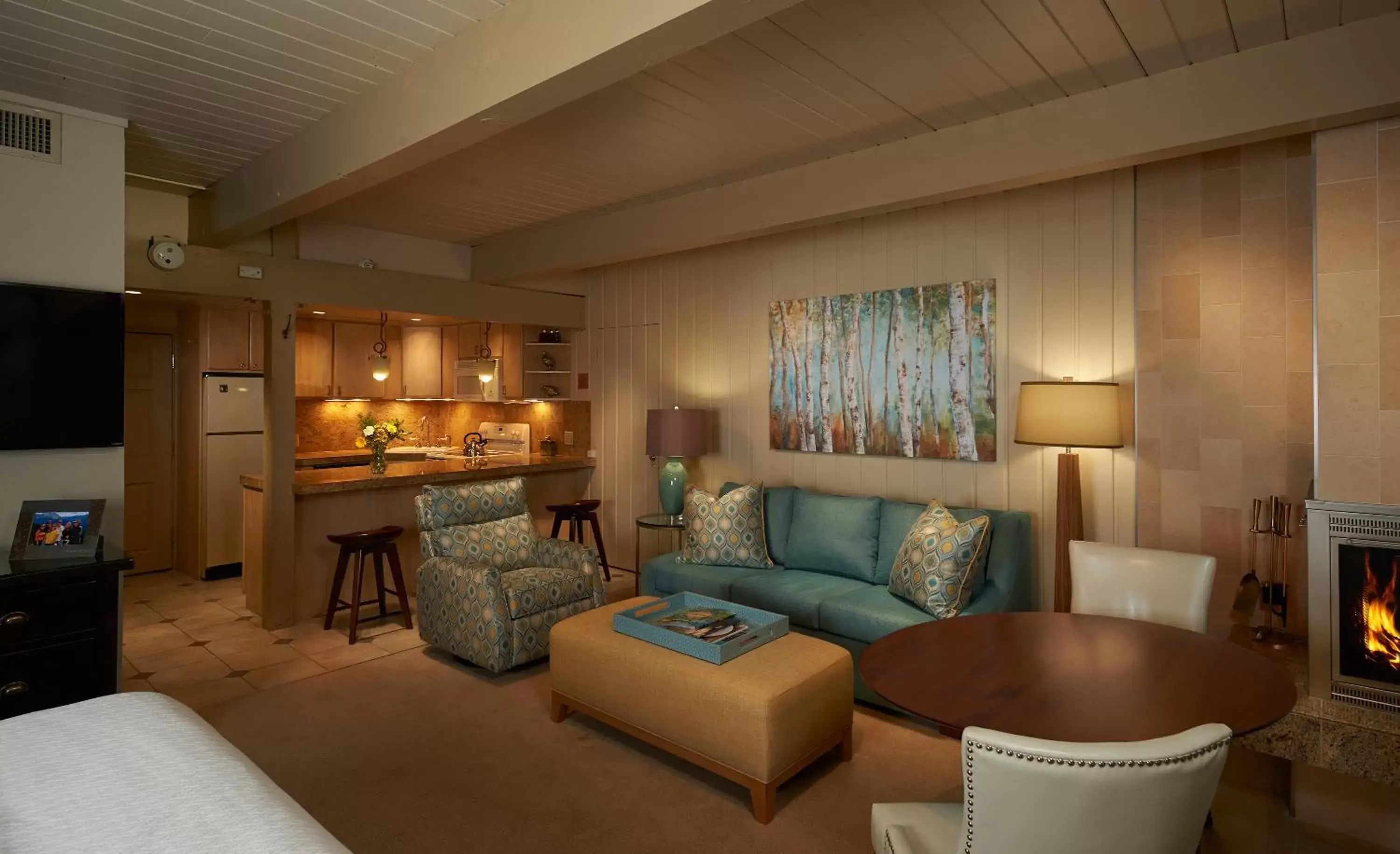 Kitchen or kitchenette, Seating Area in Aspen Square Condominium Hotel