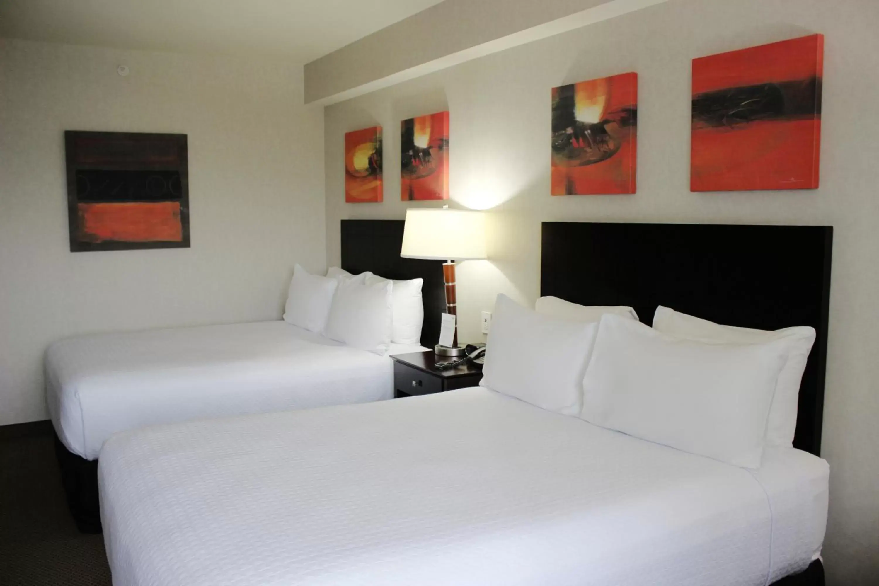 Photo of the whole room, Bed in Crowne Plaza Leon, an IHG Hotel