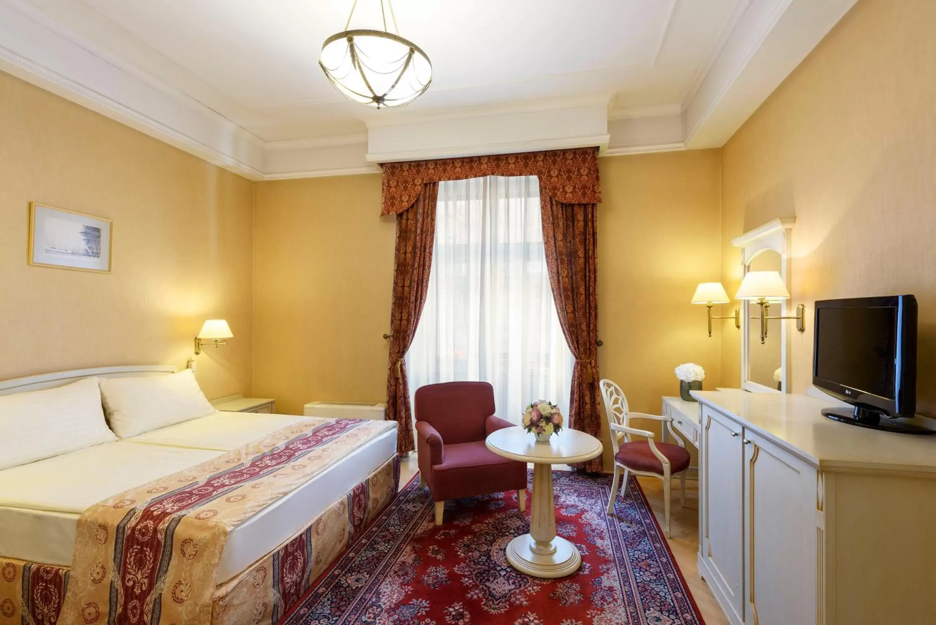 Photo of the whole room, Bed in Danubius Hotel Astoria City Center