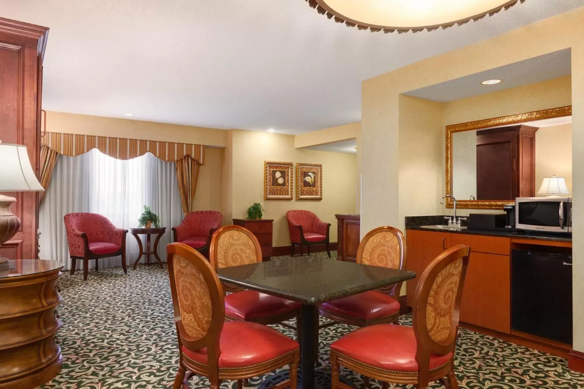 Living room, Seating Area in Radisson Hotel Cedar Rapids