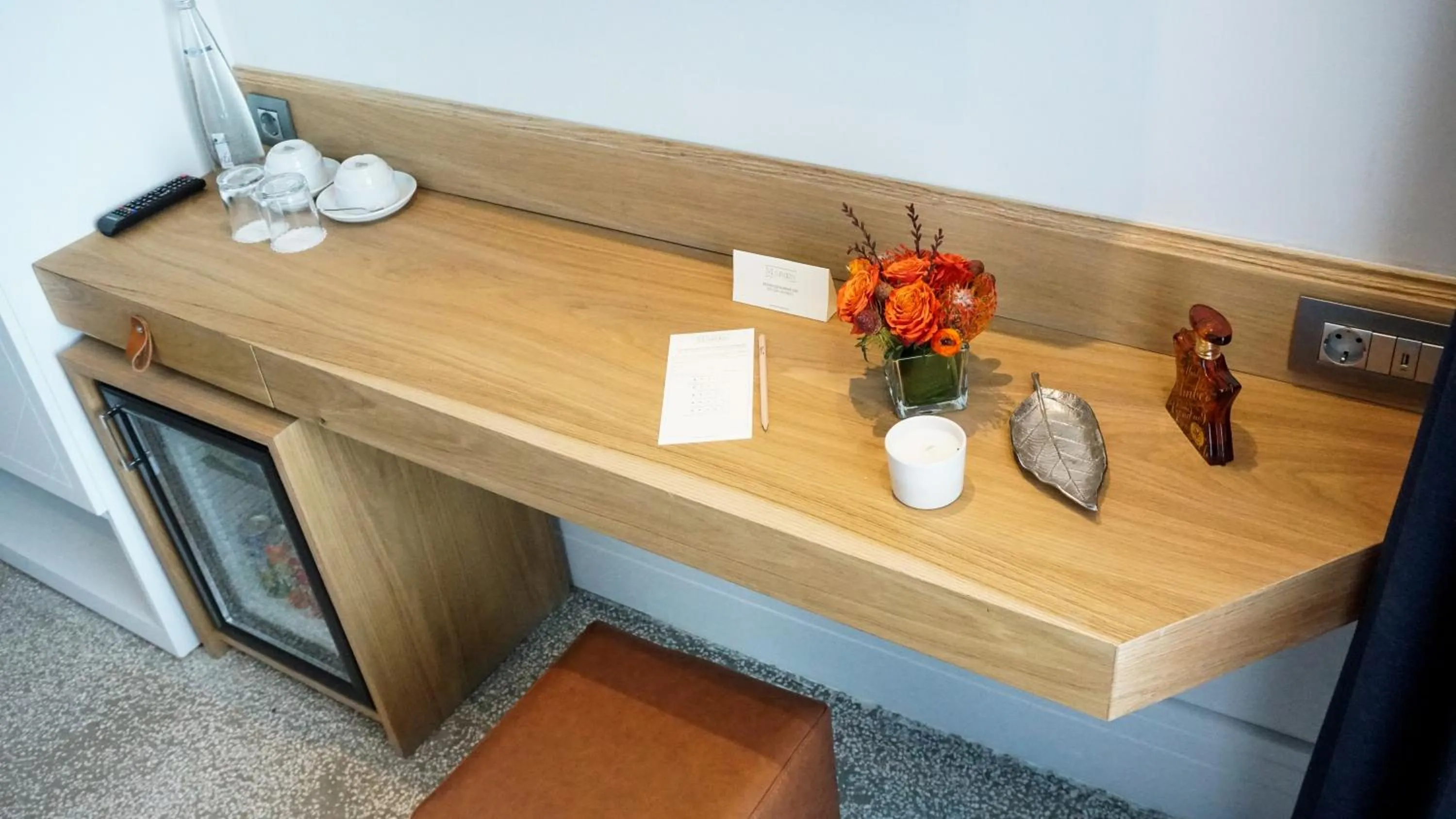 room service in Maroon Tomtom