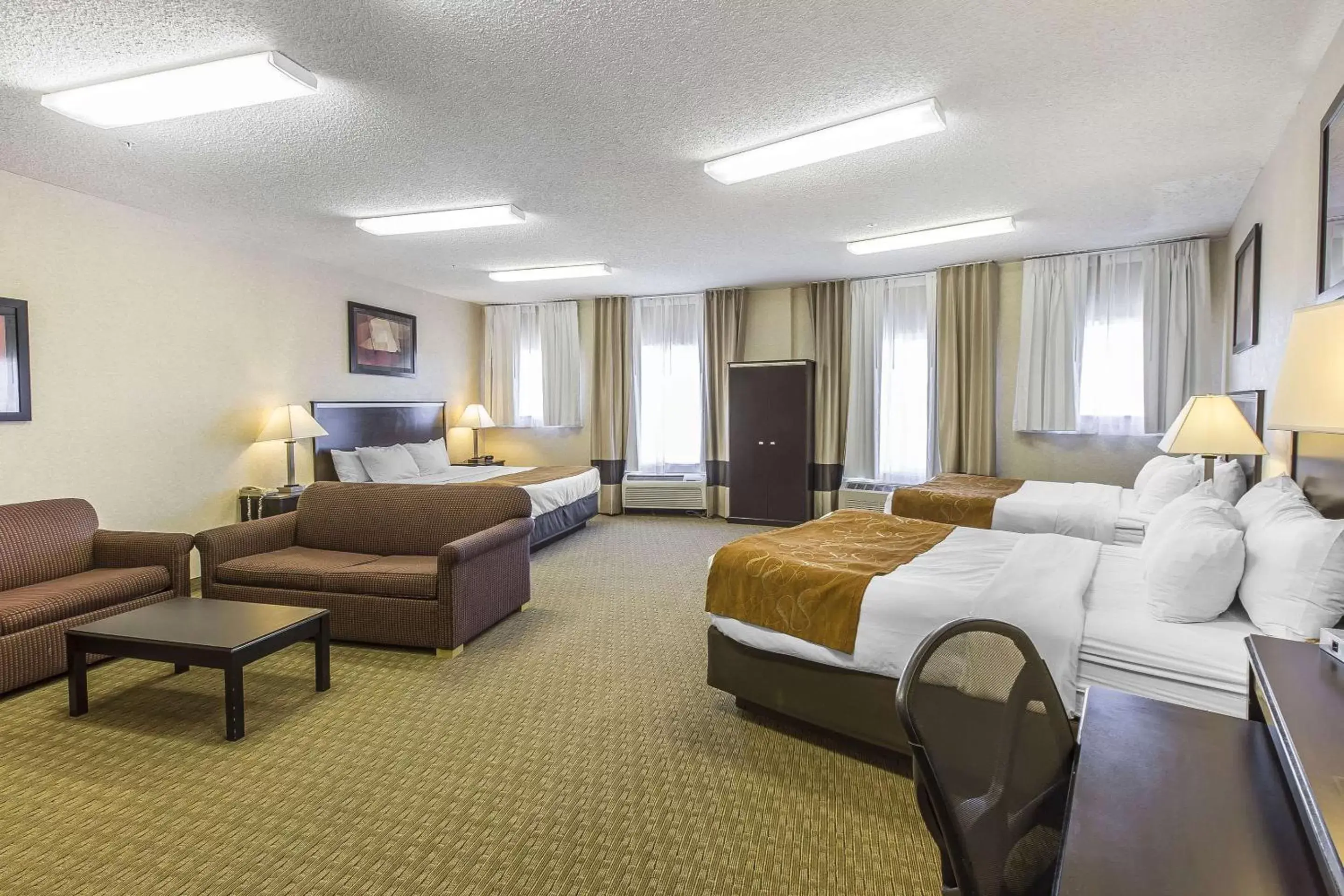 Photo of the whole room in Comfort Suites Summit County