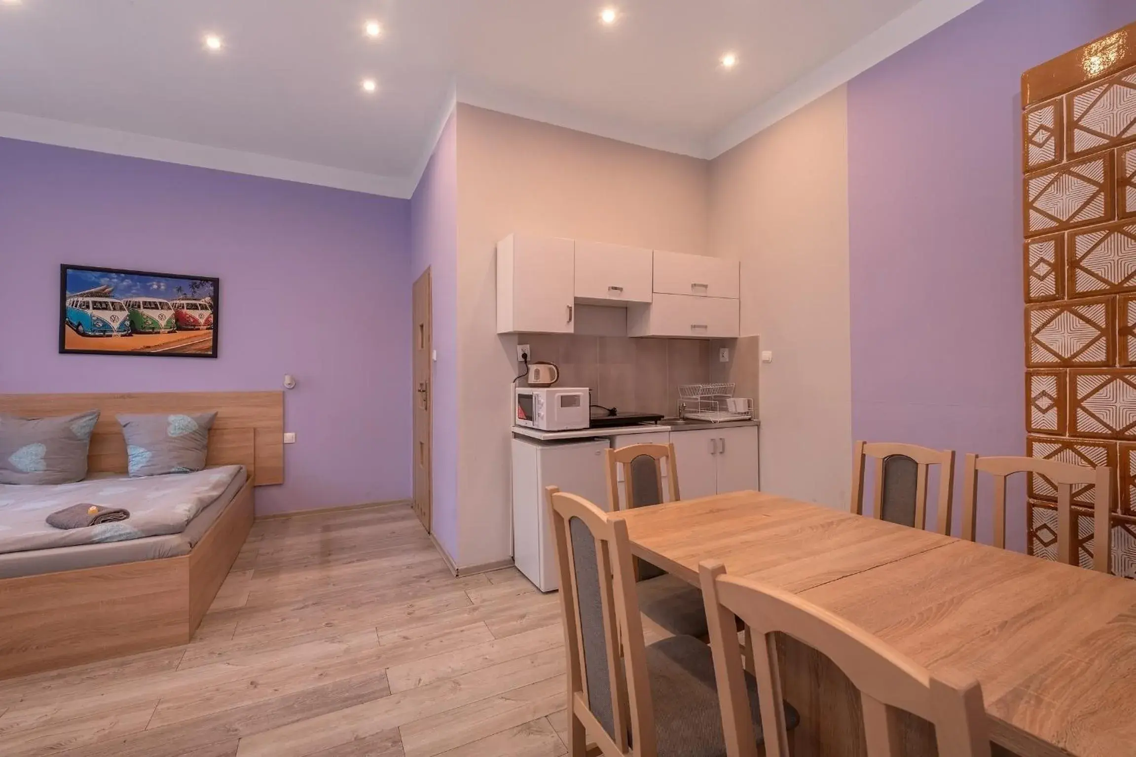 Coffee/tea facilities, Dining Area in Queen Apartments