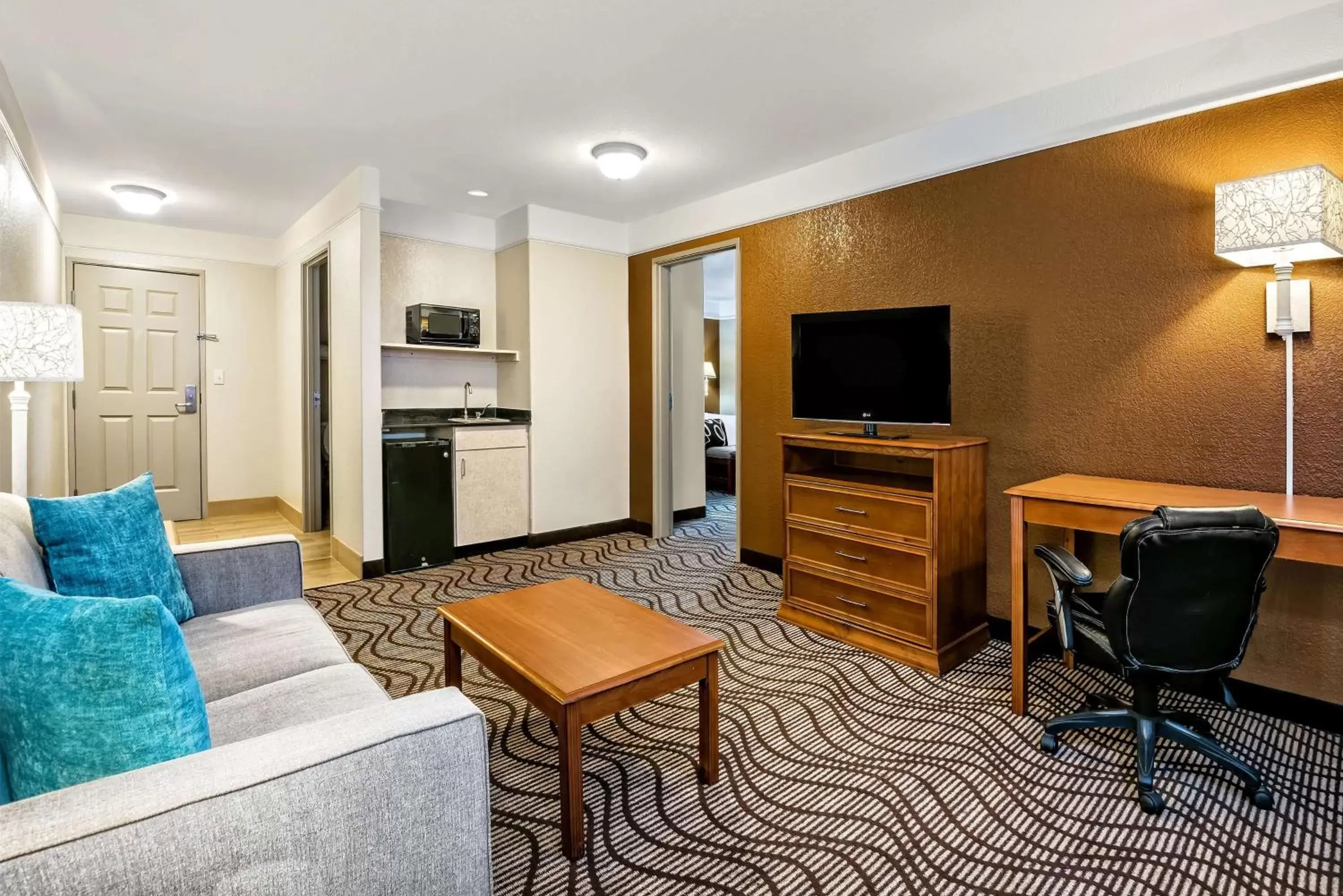 Photo of the whole room, Seating Area in La Quinta by Wyndham San Antonio North Stone Oak