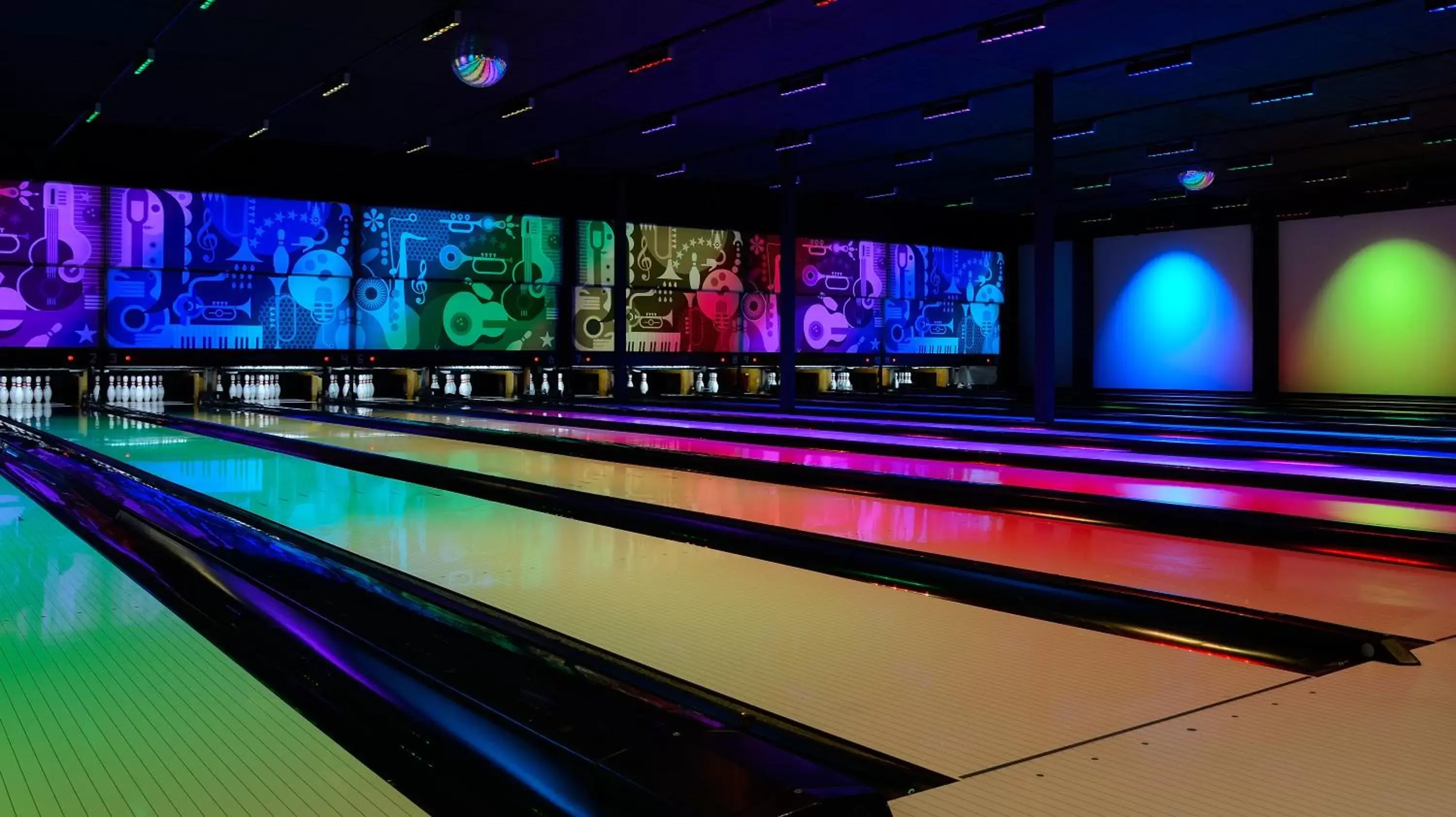 Bowling, Swimming Pool in Hotel De Zoete Inval Haarlemmerliede