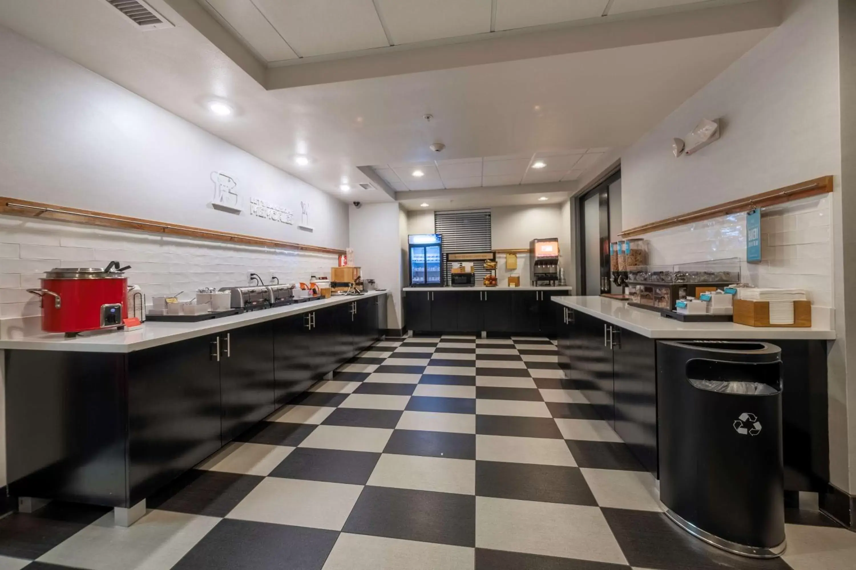 Breakfast in Hampton Inn & Suites DuPont Breakfast in Hampton Inn & Suites DuPont