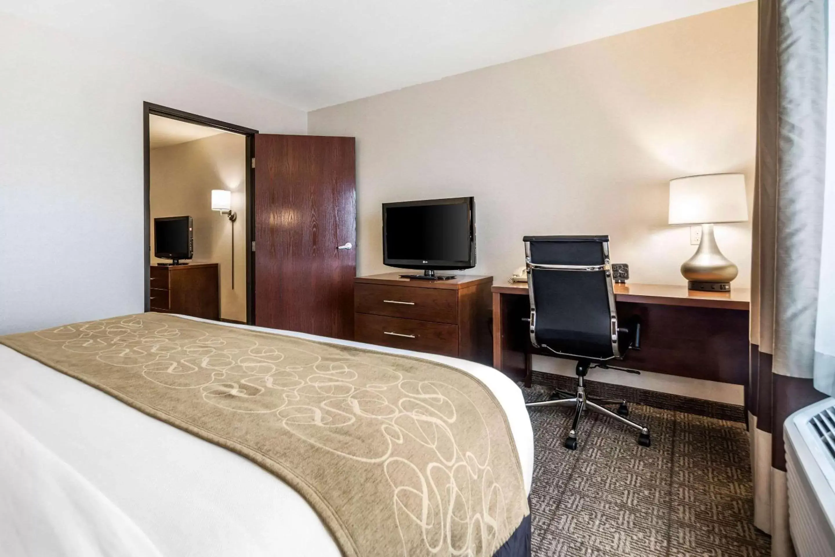 Bedroom, TV/Entertainment Center in Comfort Suites at Par 4 Resort