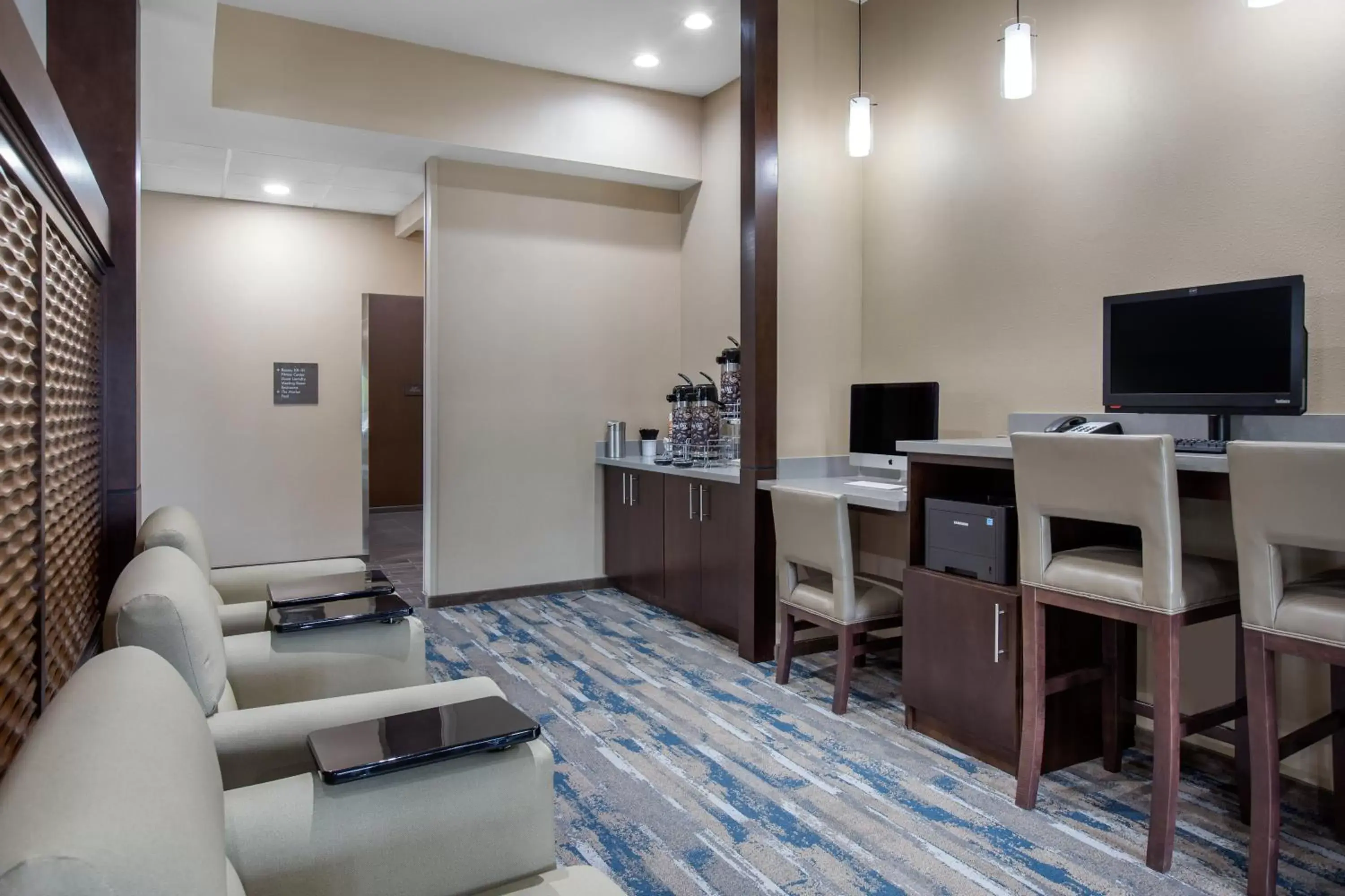 Seating area, TV/Entertainment Center in Comfort Suites - South Austin