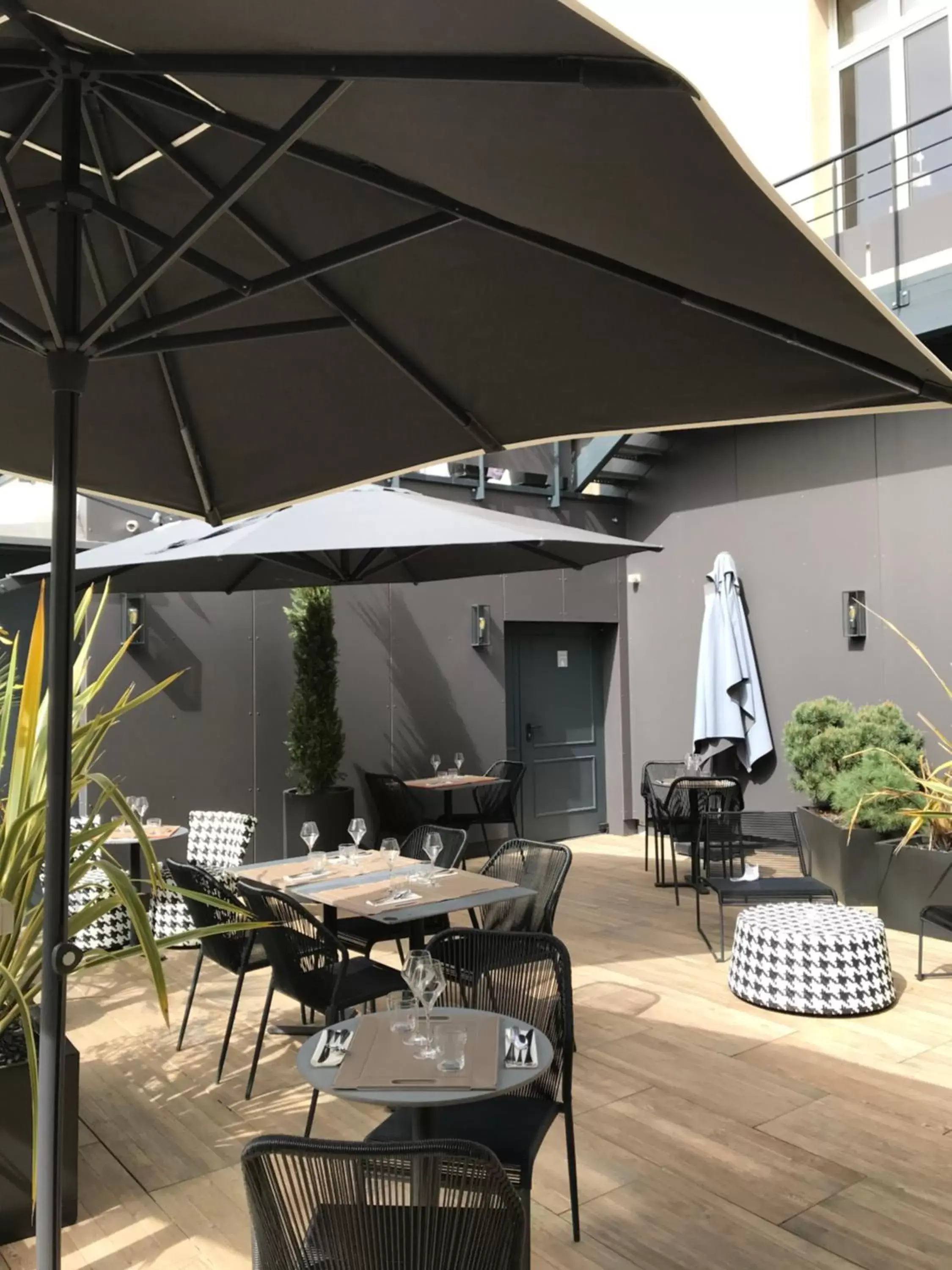 Balcony/Terrace, Restaurant/Places to Eat in The Originals Boutique, Hôtel Le Londres, Saumur (Qualys-Hotel)