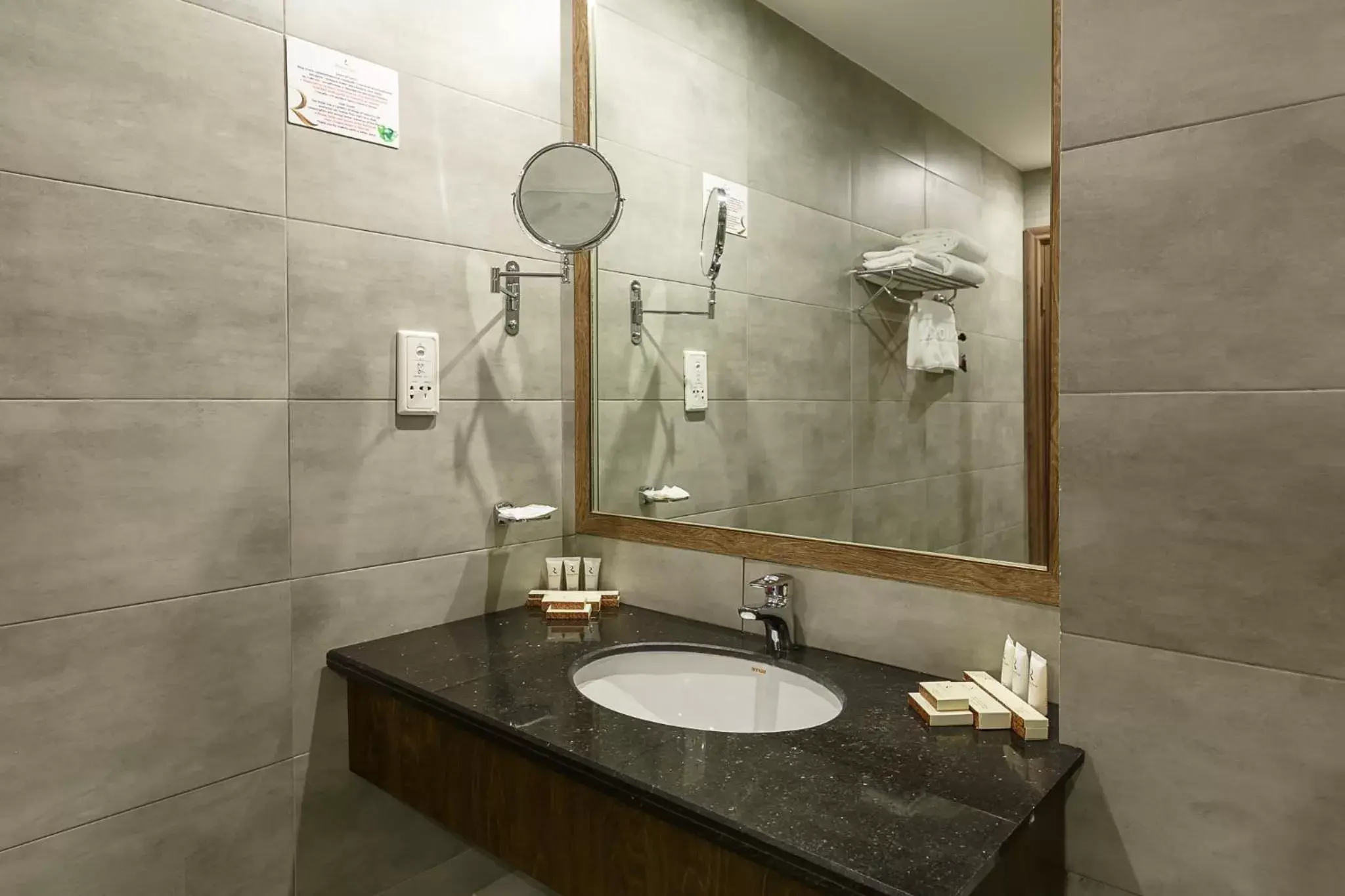Shower, Bathroom in Renion Hills Hotel