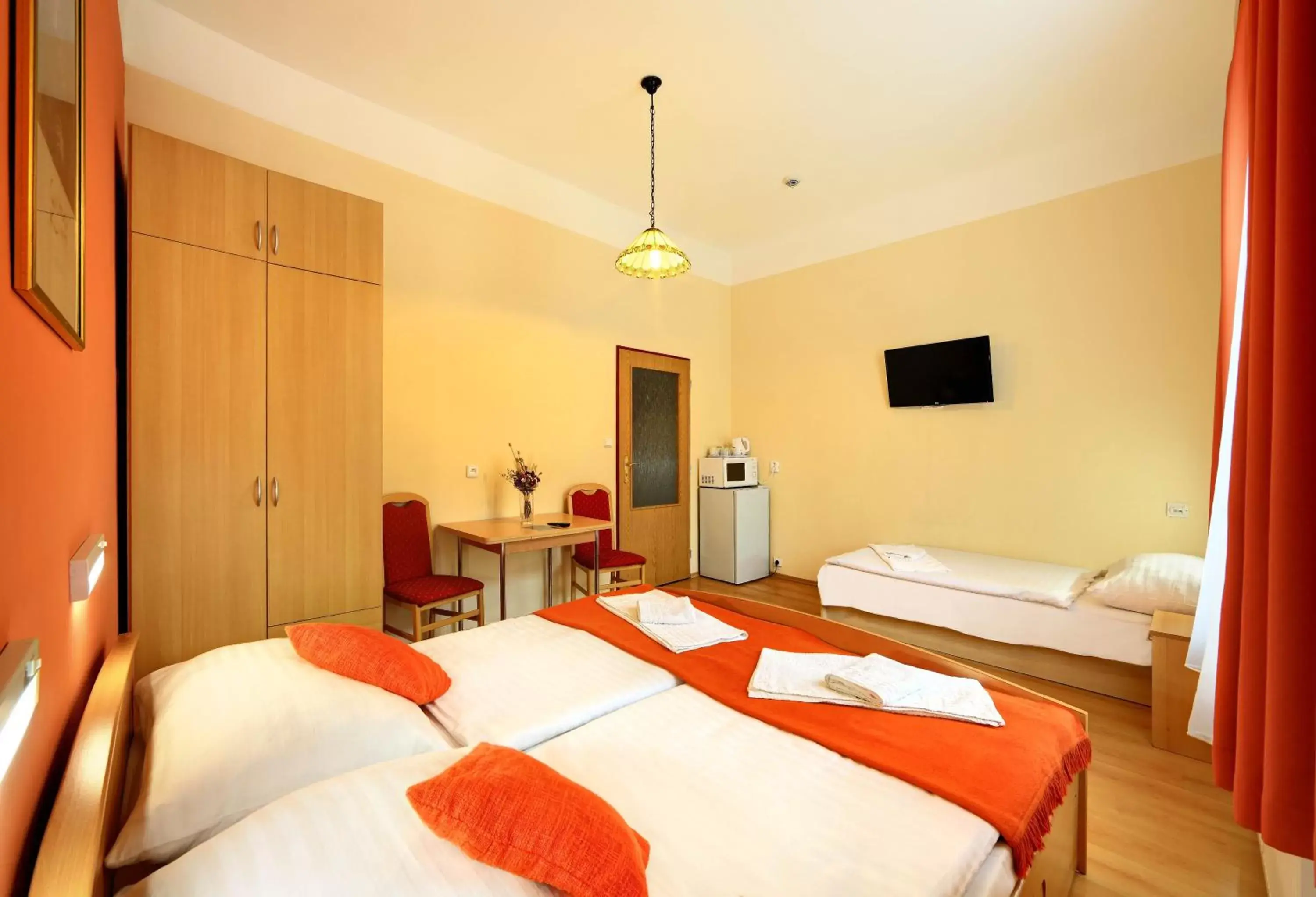 Bedroom, Bed in Hotel Golden City Garni