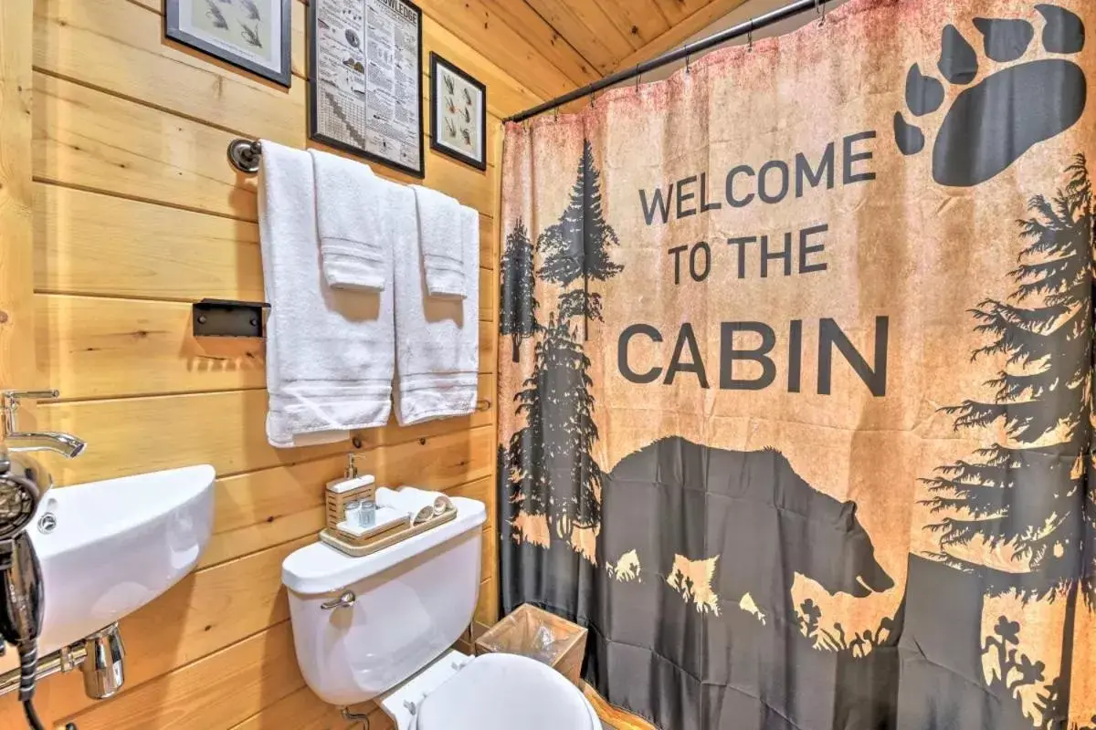 Bathroom in The Lodge Nantahala River