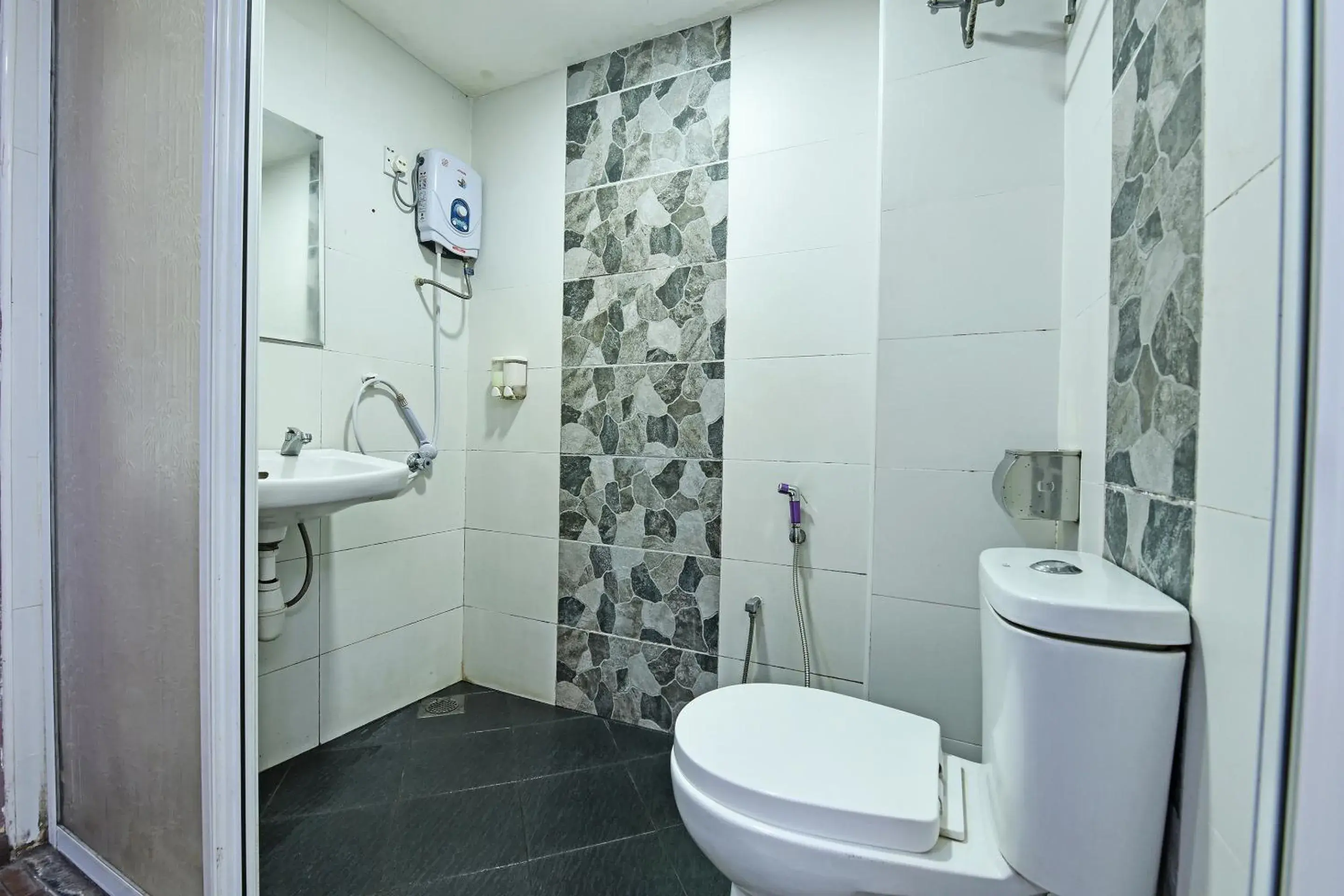 Bathroom in OYO 992 Orange Hotel Kuala Pilah