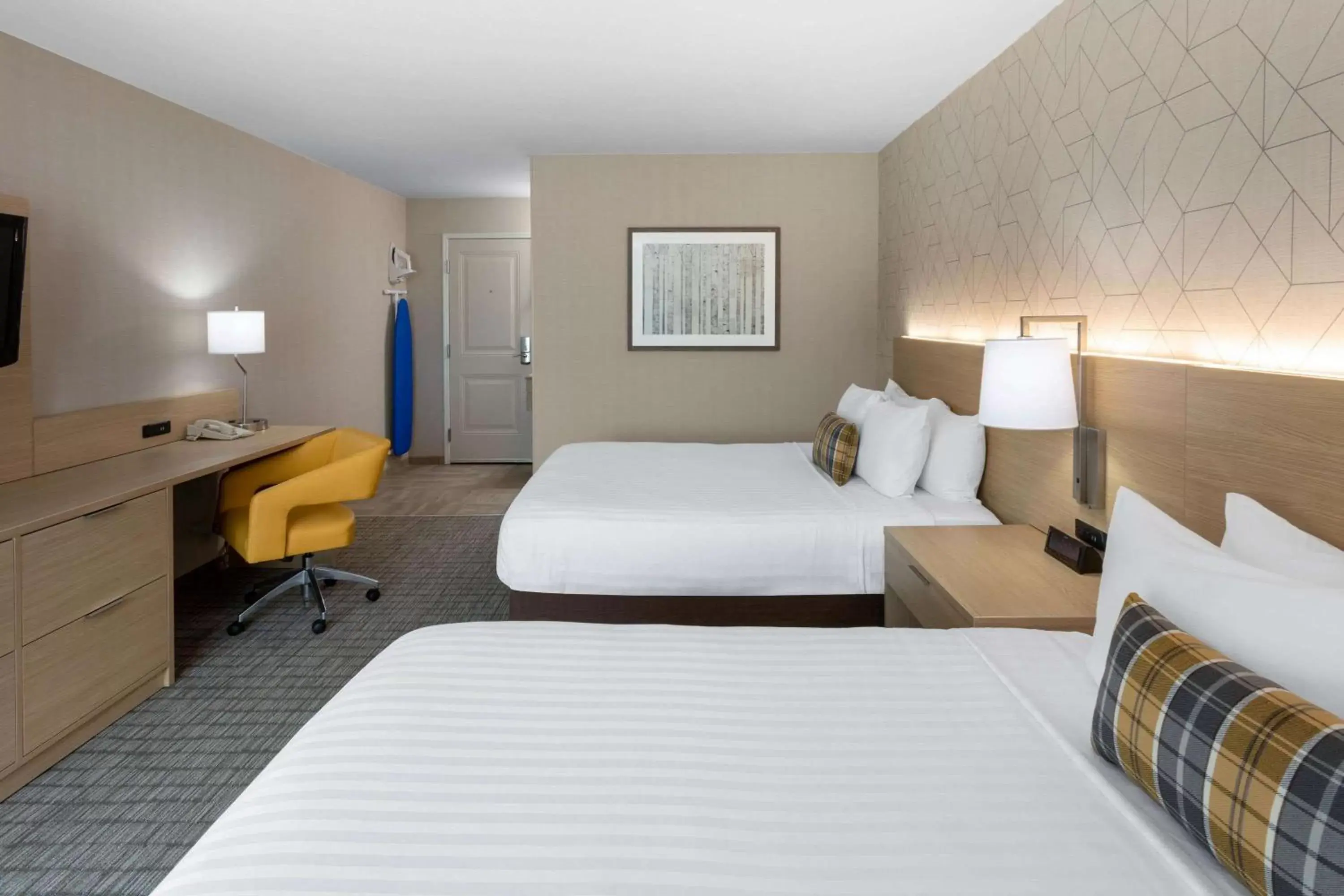 Photo of the whole room, Bed in Days Inn & Suites by Wyndham Duluth by the Mall