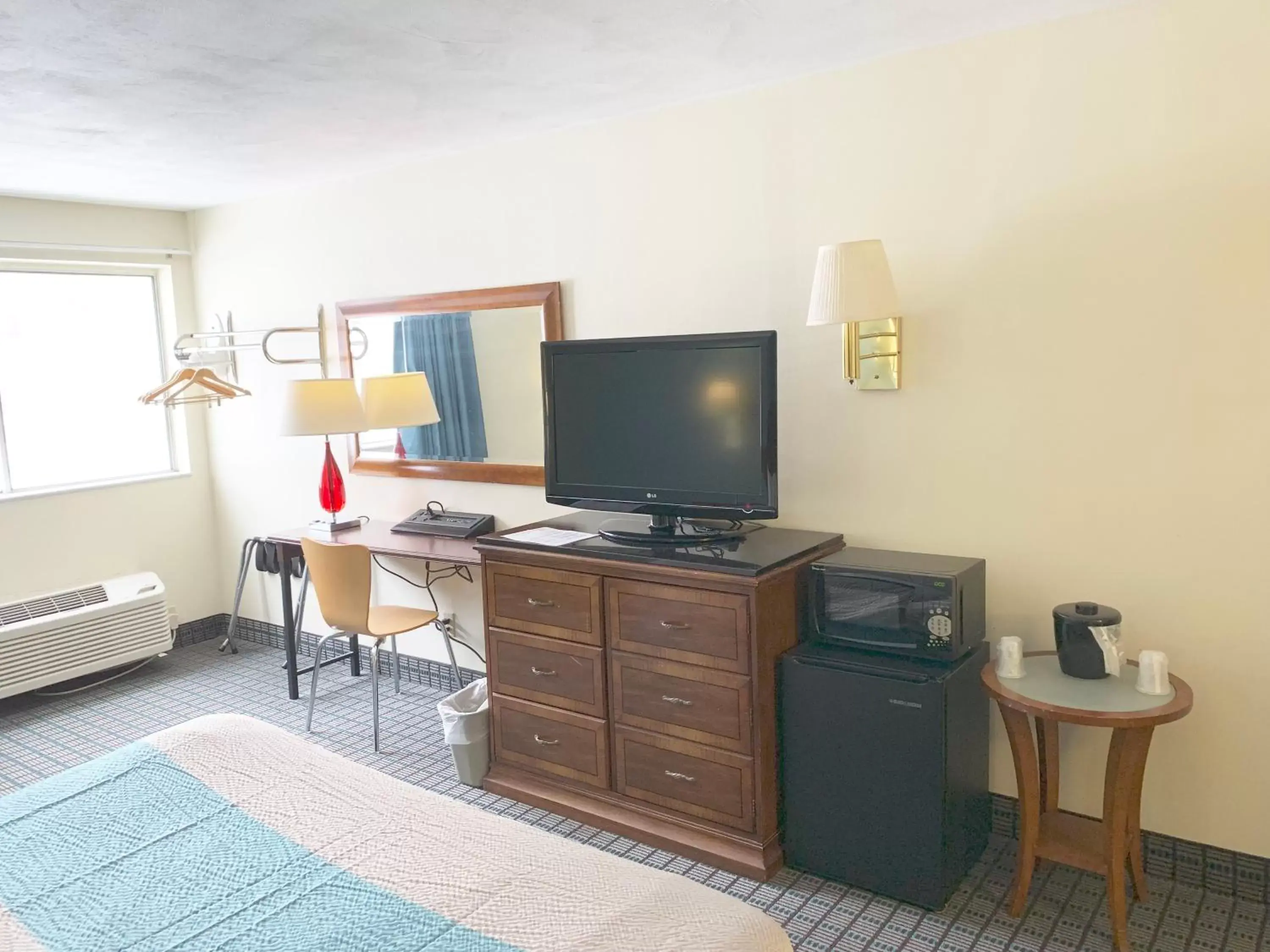 TV and multimedia, TV/Entertainment Center in Motel 6 McGraw, NY - Cortland