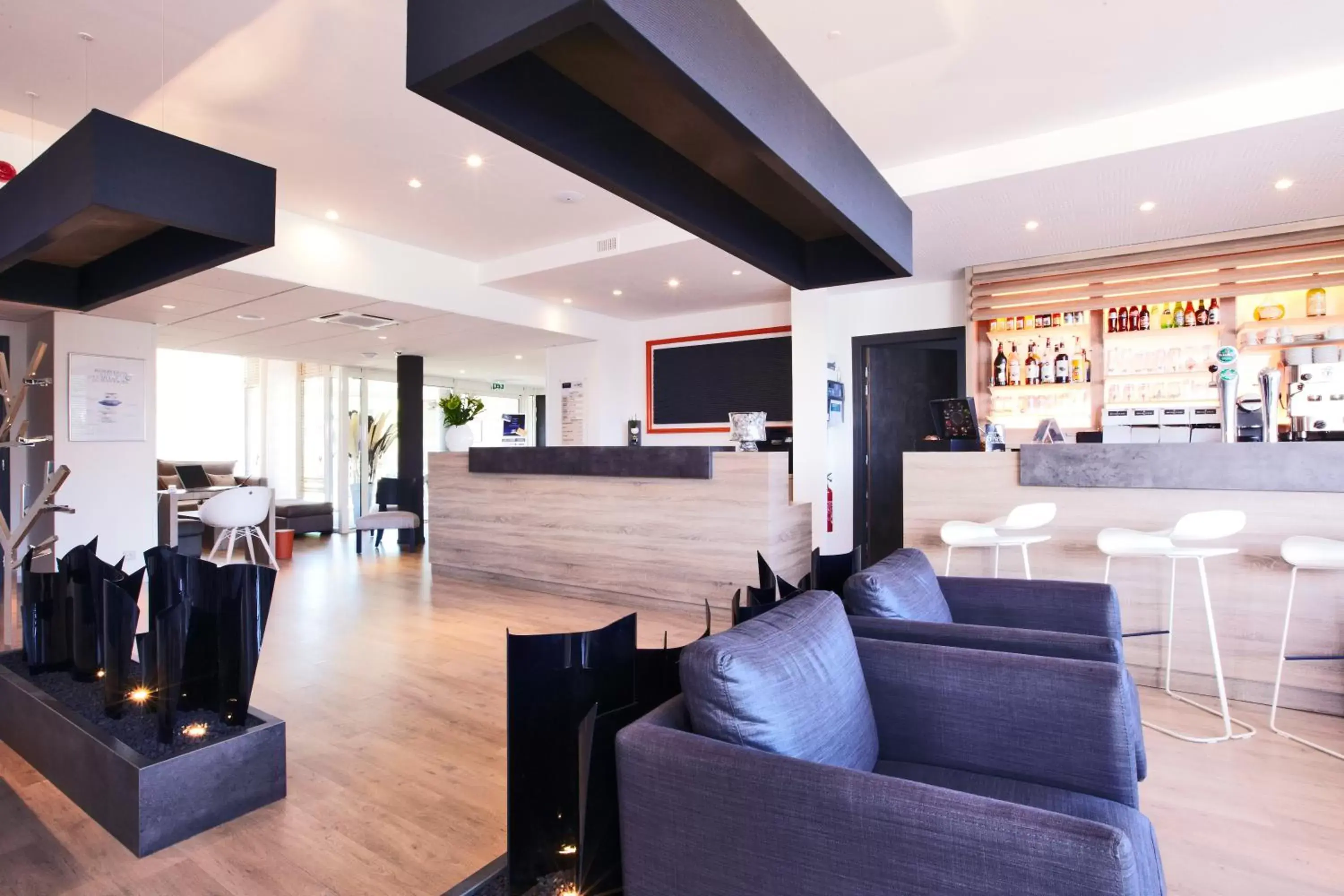 Lounge or bar, Lobby/Reception in Kyriad Prestige Vannes Centre-Palais des Arts