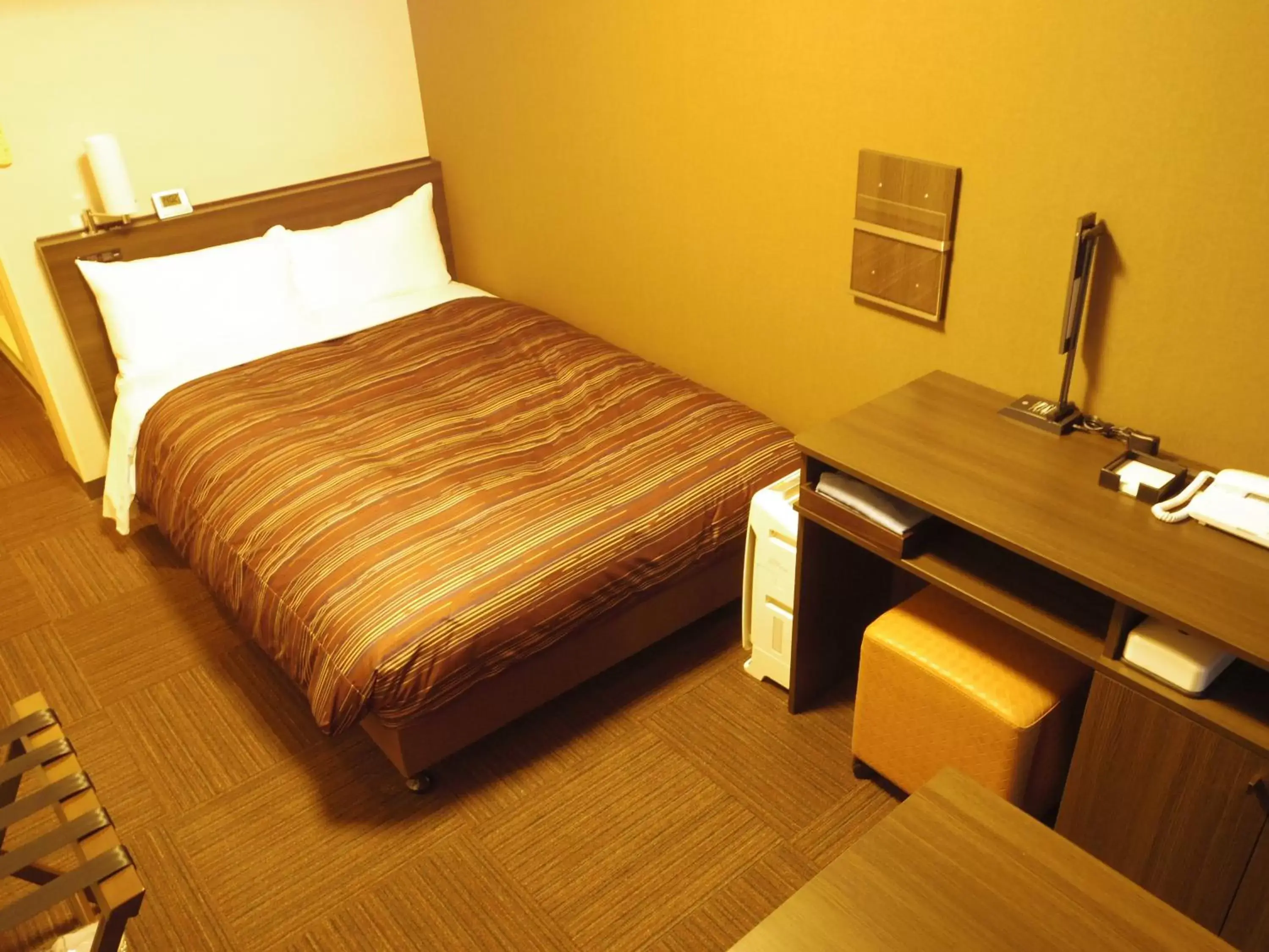 Bed in Hotel Route-Inn Kumamoto Ekimae