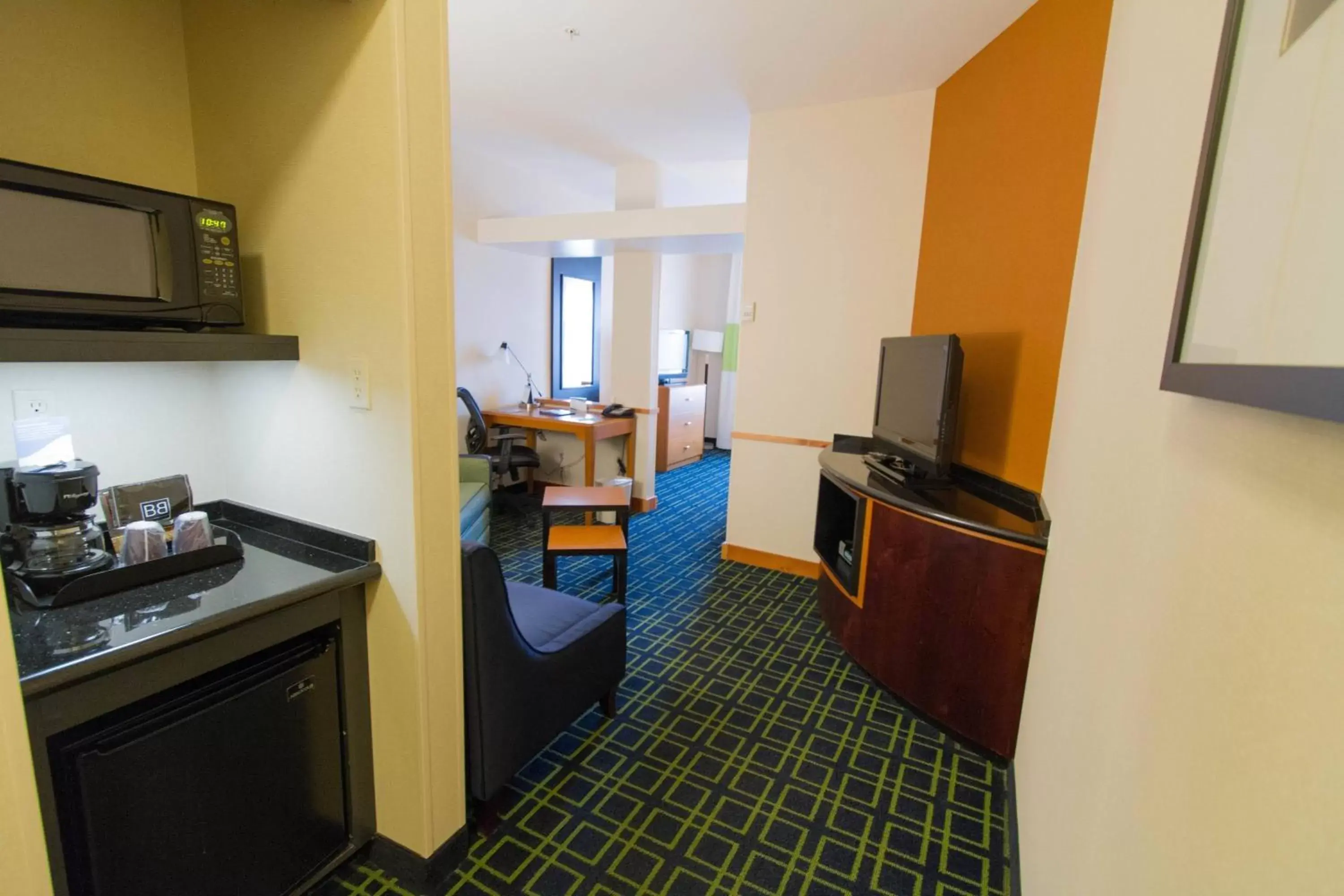 Photo of the whole room, Kitchen/Kitchenette in Fairfield Inn & Suites Santa Maria