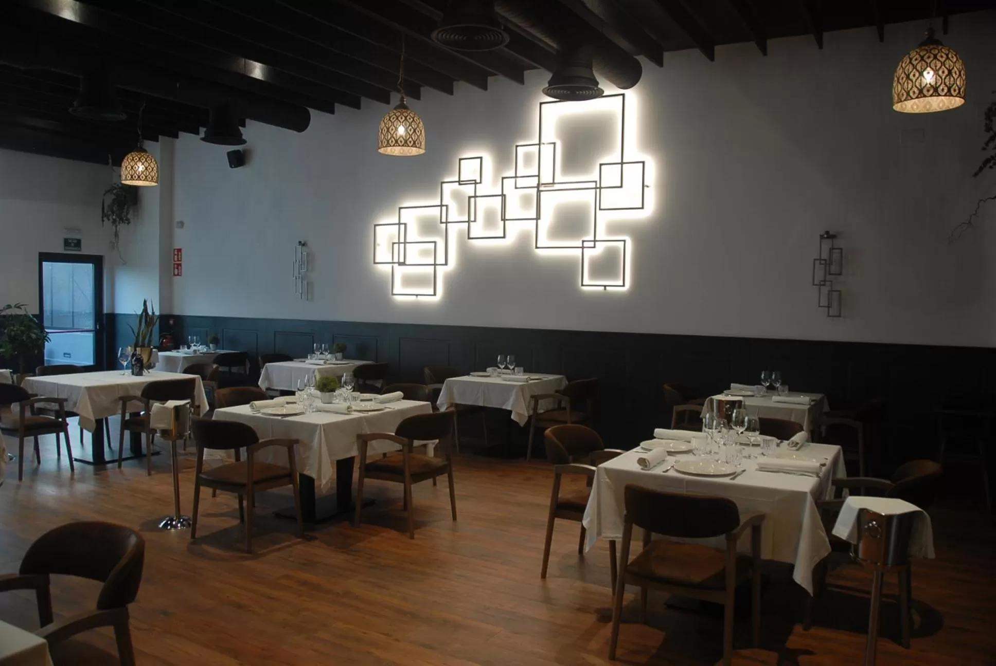 Restaurant/places to eat in HOTEL IBERUM