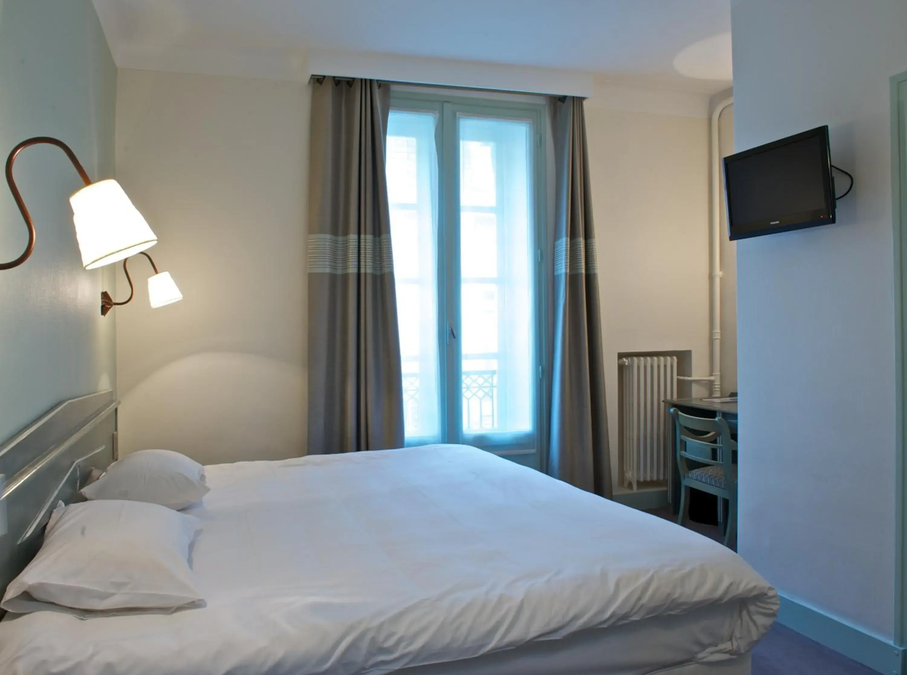 Photo of the whole room, Bed in Hôtel Le Roncevaux