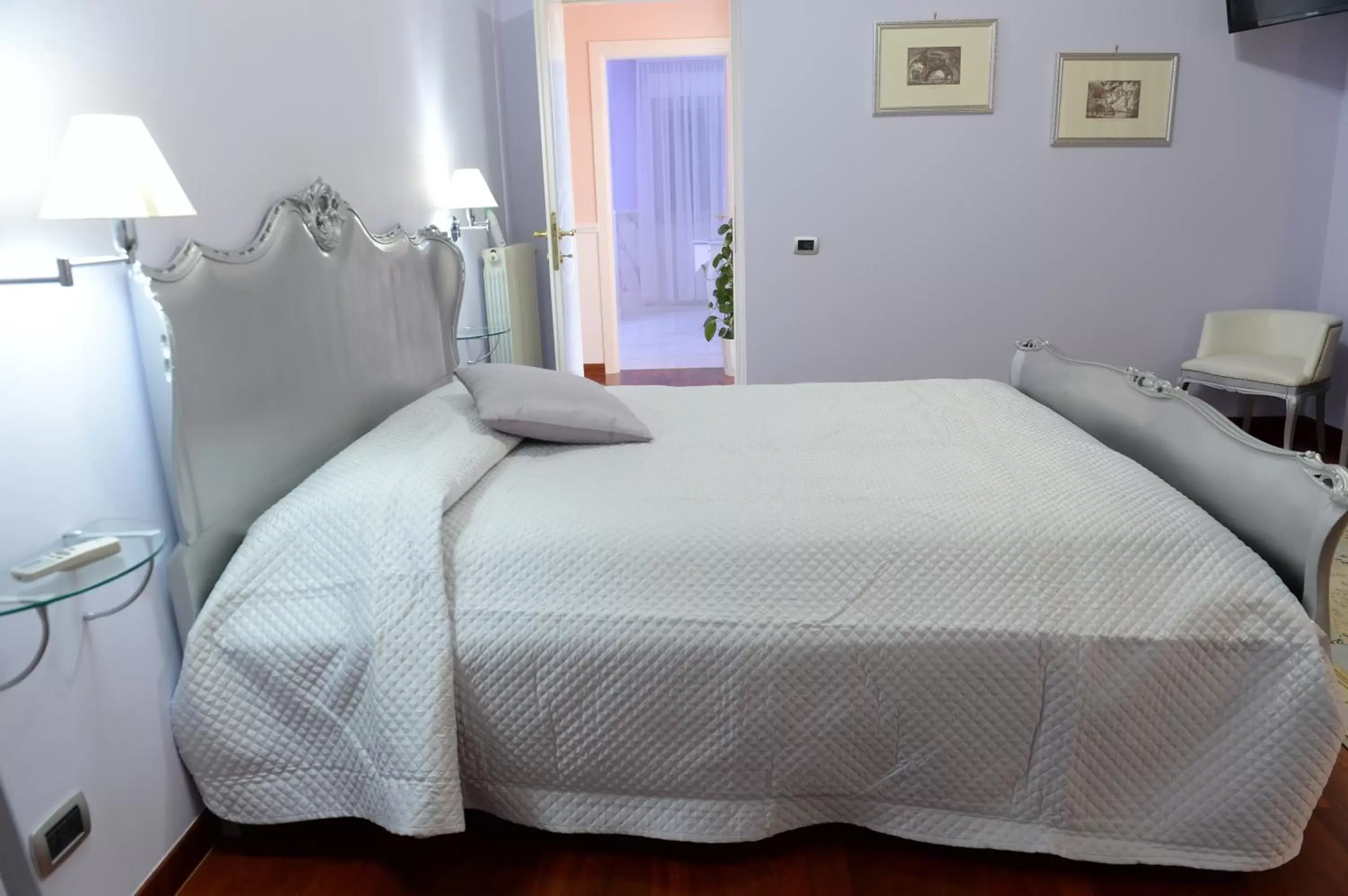 Photo of the whole room, Bed in Il Giardino delle Jacaranda