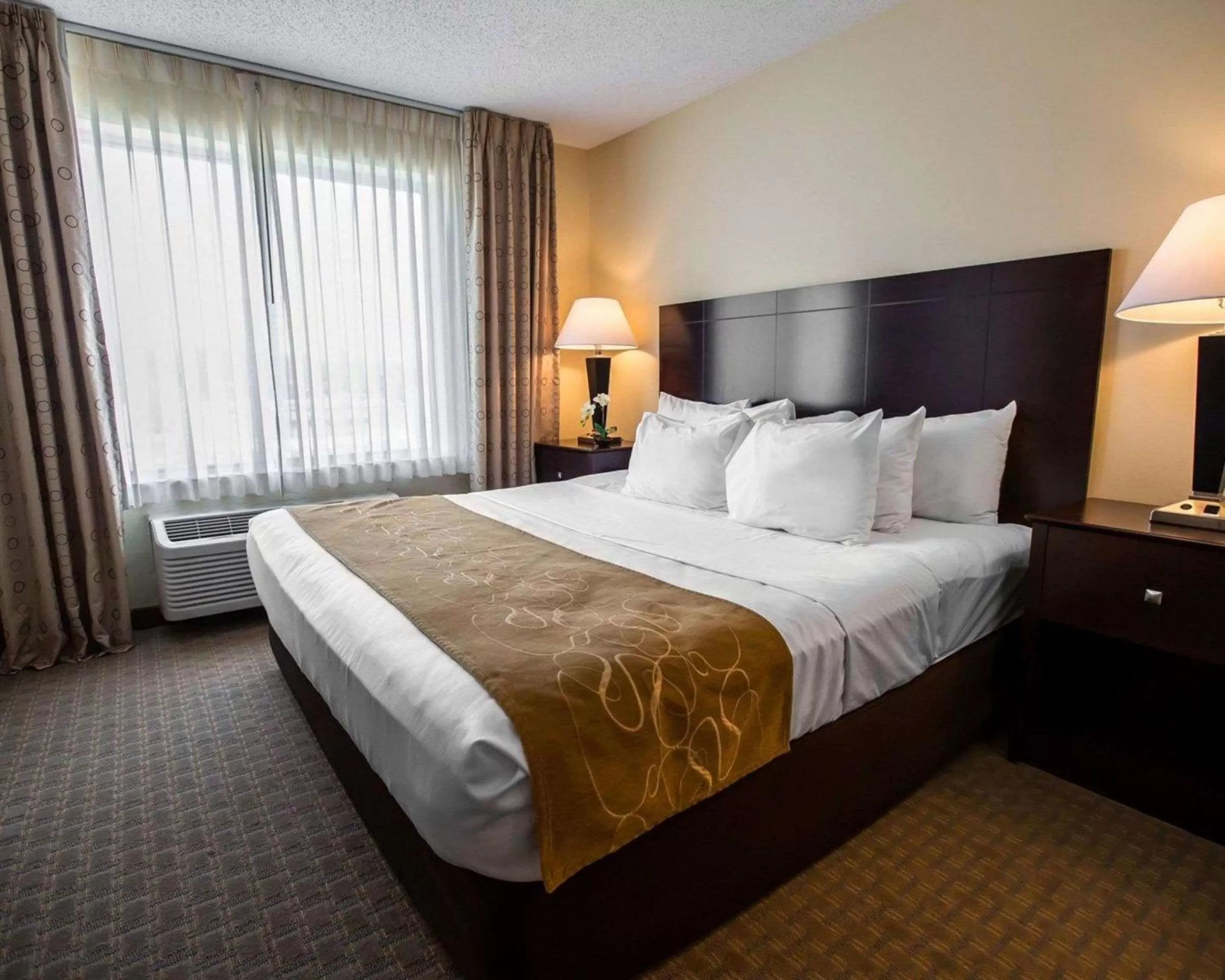 Photo of the whole room, Bed in Comfort Suites University Area Notre Dame-South Bend