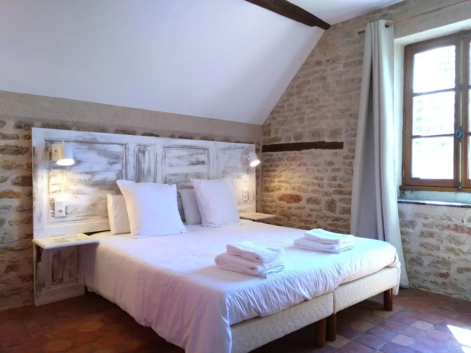 Bedroom, Bed in Jardin des Sens, la Rente d'Eguilly