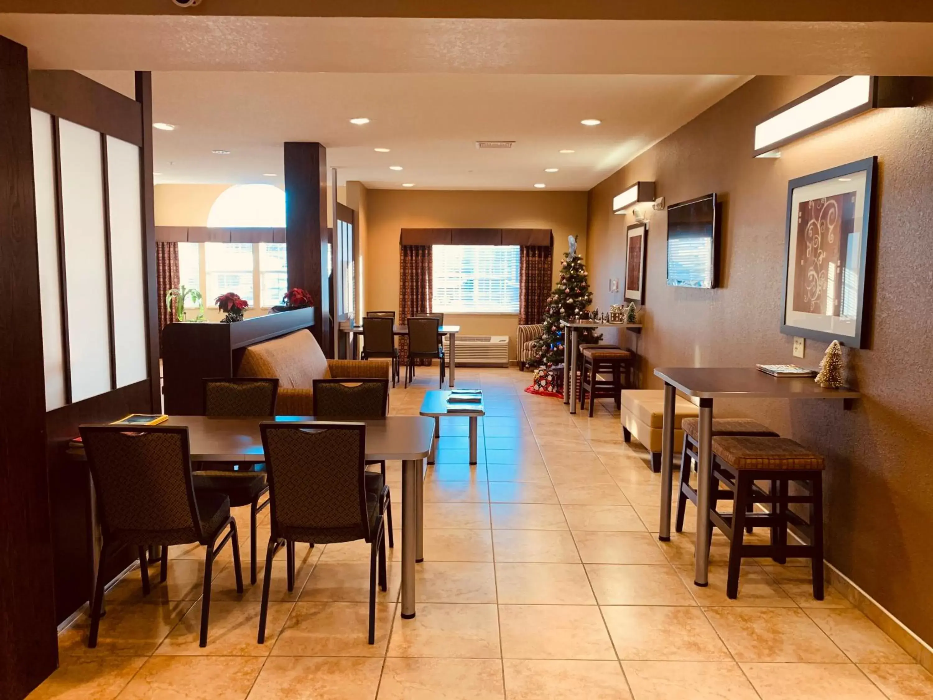 Seating area, Restaurant/Places to Eat in Microtel Inn & Suites-Sayre, PA
