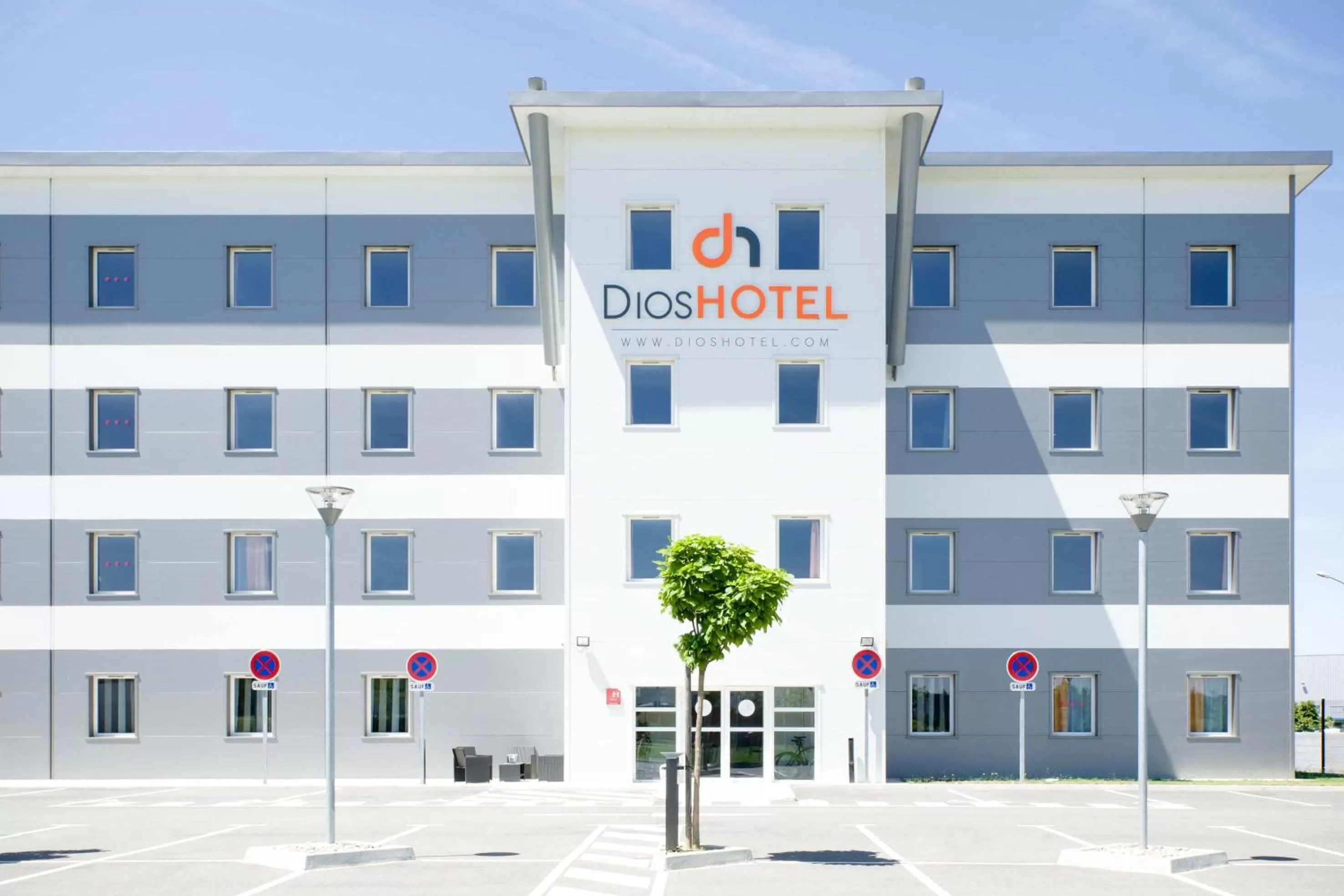 Facade/entrance in Dios Hotel