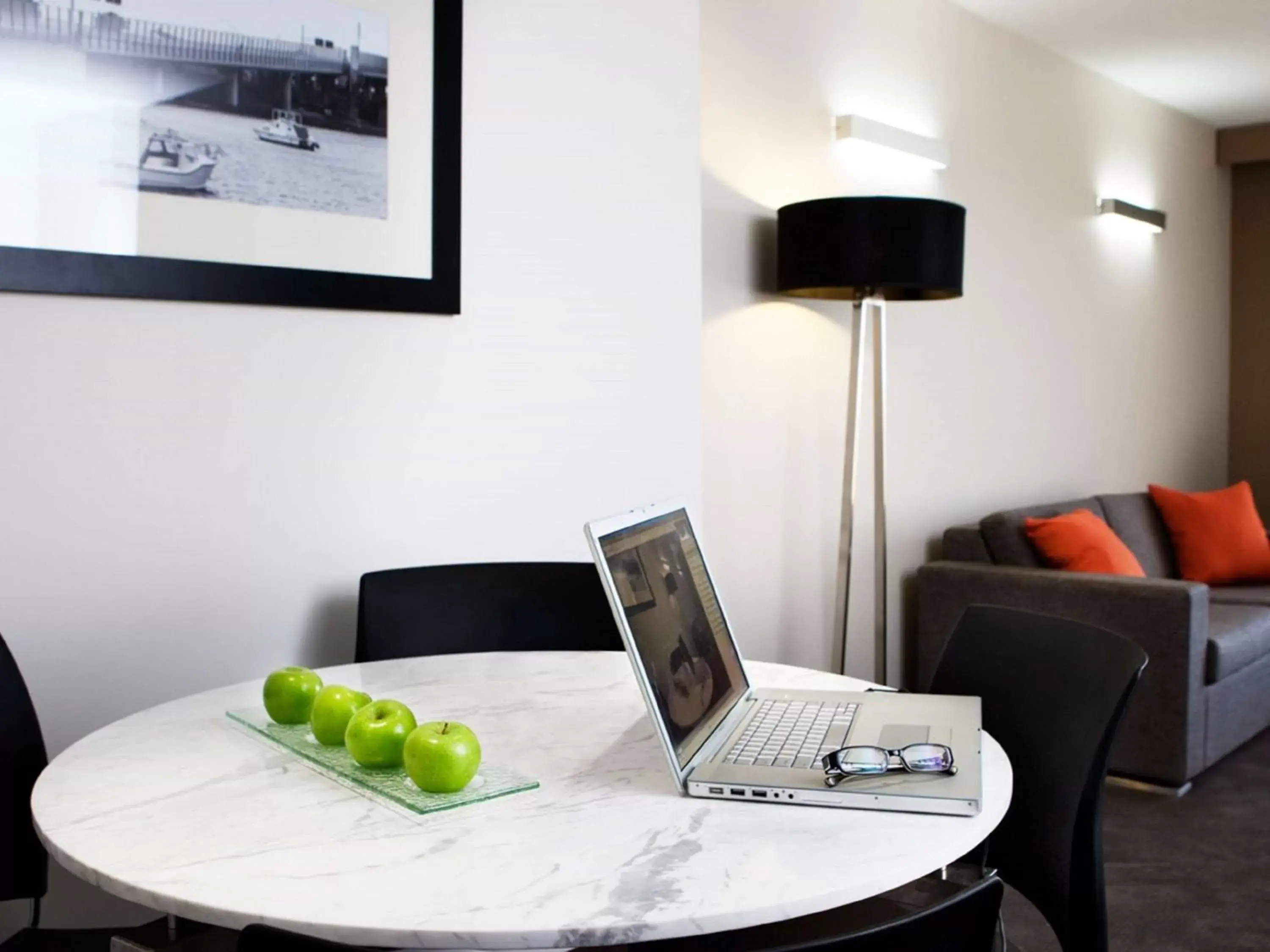 Photo of the whole room, TV/Entertainment Center in Novotel Sydney International Airport